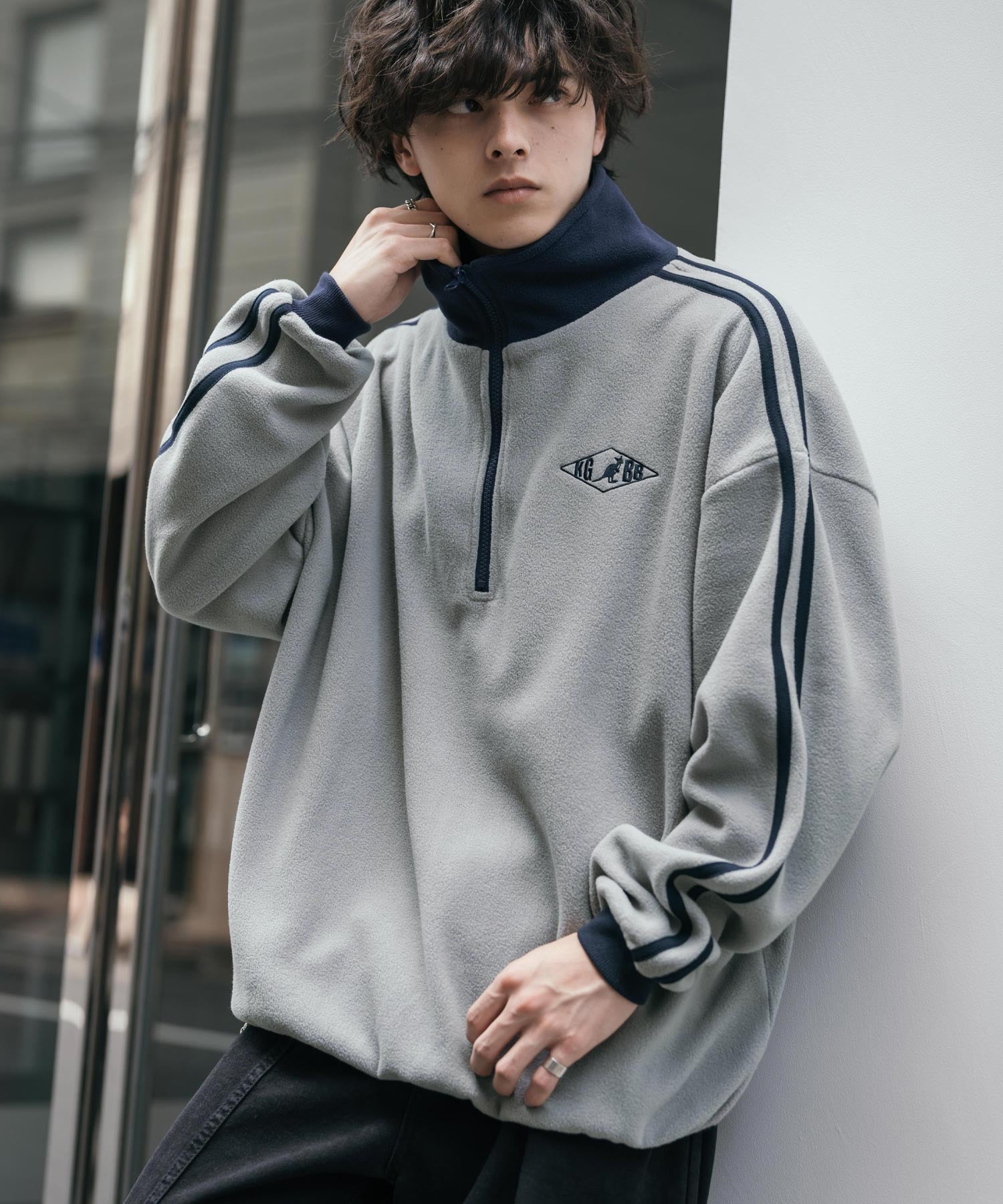 新色追加 KANGOL カンゴール 別注コラボオーバーサイズサイドラインワンポイントロゴ刺繍ハーフジップフリーストレーナー 13847
