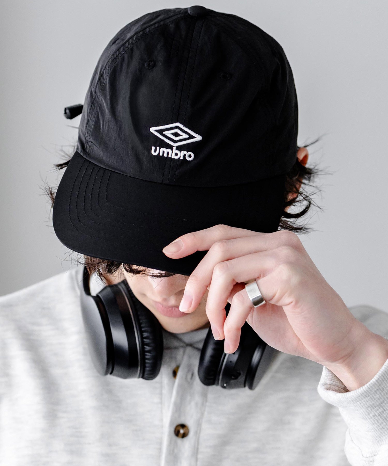 UMBRO 別注コラボ ワンポインロゴ刺繍ナイロンバンジーキャップ 15351
