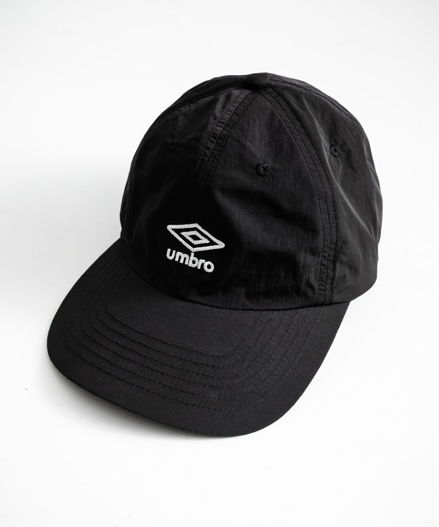 UMBRO 別注コラボ ワンポインロゴ刺繍ナイロンバンジーキャップ 15351