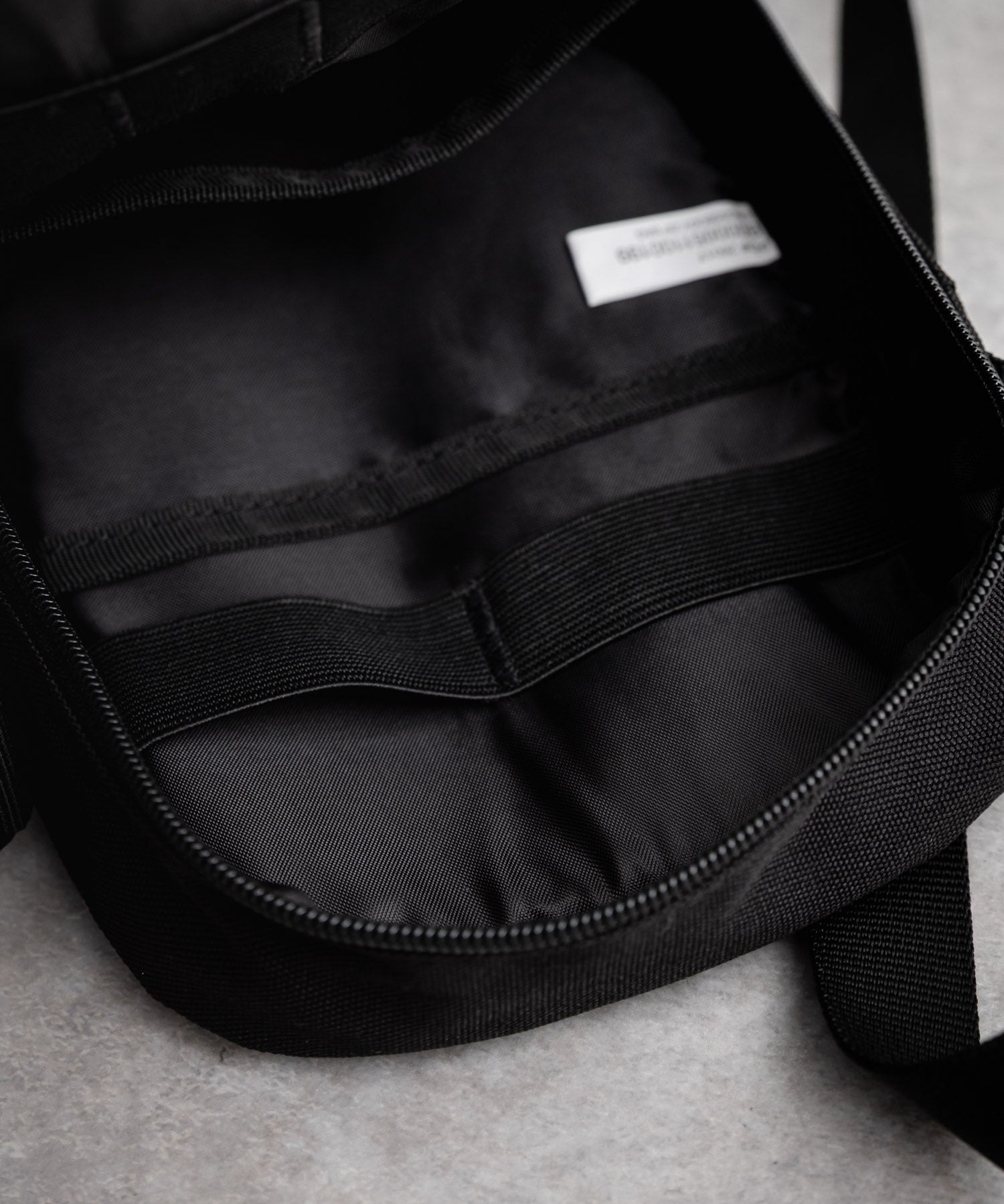 Carhartt カーハート Crossbody Zip Bag 縦型クロスボディバッグ/ワン