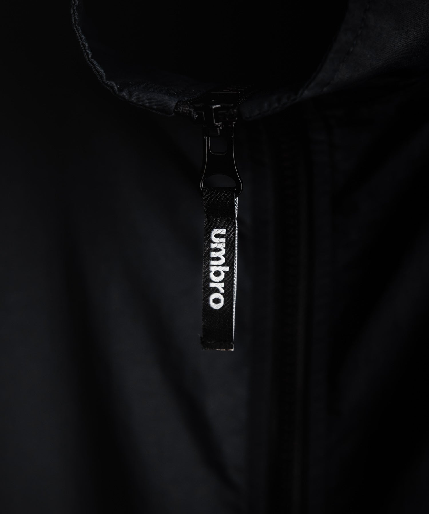 UMBRO アンブロ 別注コラボ ルーズシルエット裏メッシュスタンドネックワンポイントロゴ刺繍ナイロンベスト セットアップ可能
