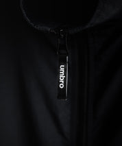UMBRO アンブロ 別注コラボ ルーズシルエット裏メッシュスタンドネックワンポイントロゴ刺繍ナイロンベスト セットアップ可能