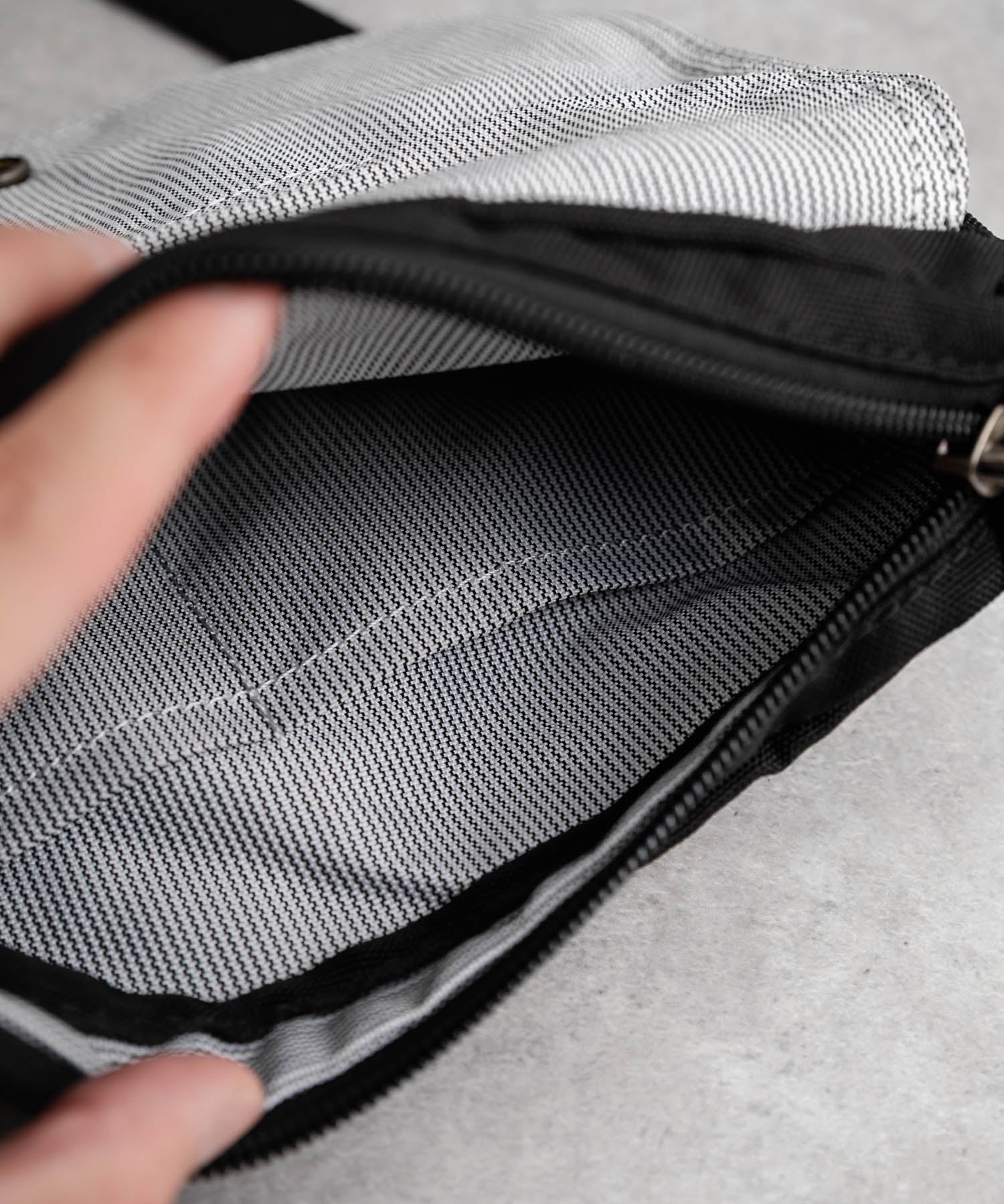 Carhartt カーハート Crossbody Horizontal Bag 横型クロスボディバッグ/ワンポイントロゴ斜め掛けショルダーバッグ 15536