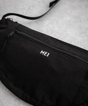 MEI メイ BOTTOM LINE SHOULDER ワンポイントロゴ刺繍三日月型ショルダーバッグ 16195