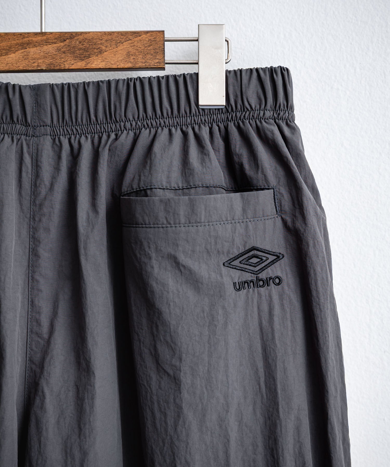 UMBRO アンブロ 裾スピンドルパイピングナイロンイージーパンツ/ワイドトラックパンツ 16394【セットアップ可能】