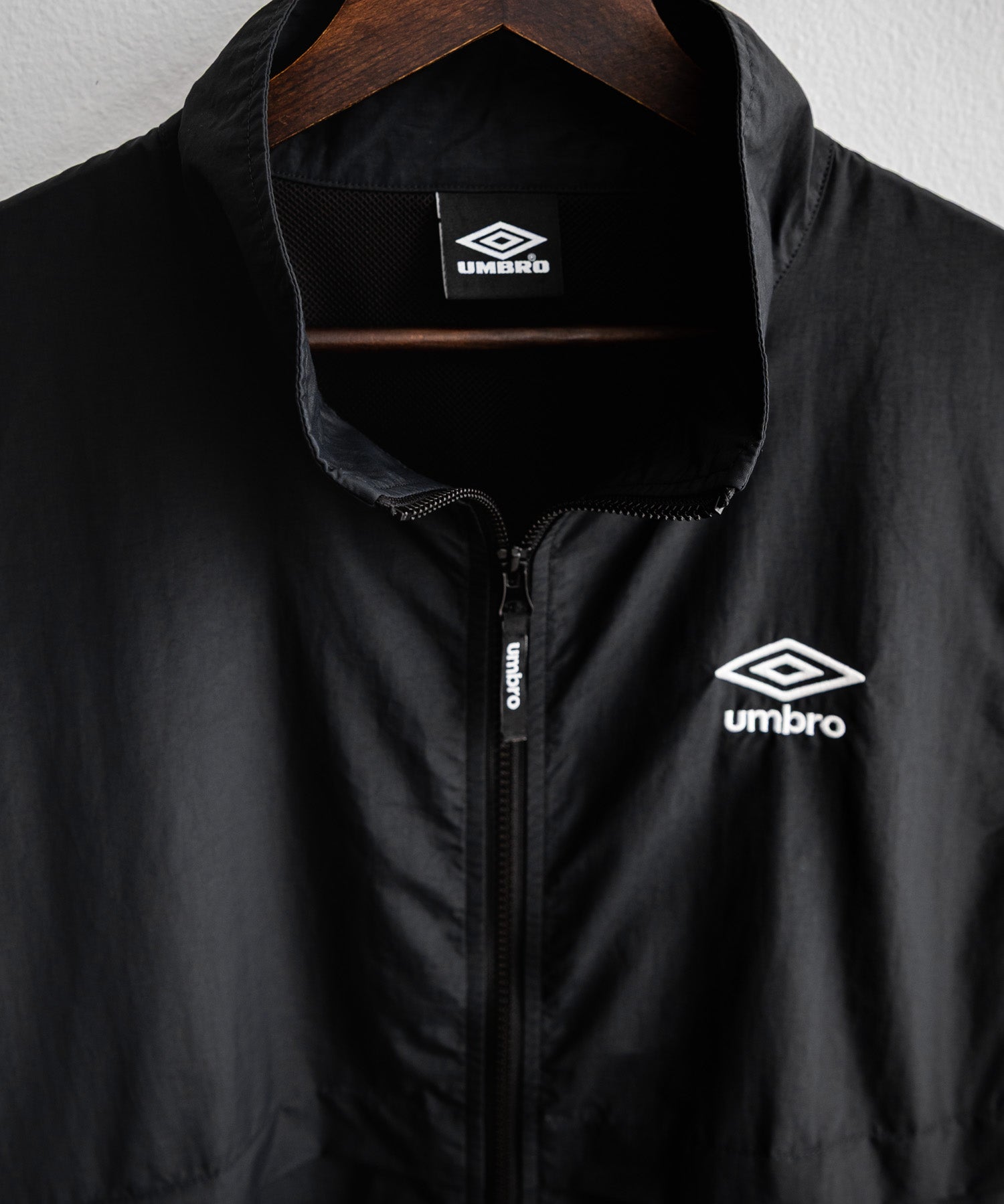 UMBRO アンブロ 別注コラボ ルーズシルエット裏メッシュスタンドネックワンポイントロゴ刺繍ナイロンベスト セットアップ可能