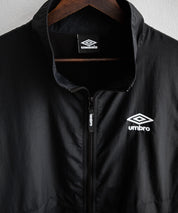 UMBRO アンブロ 別注コラボ ルーズシルエット裏メッシュスタンドネックワンポイントロゴ刺繍ナイロンベスト セットアップ可能