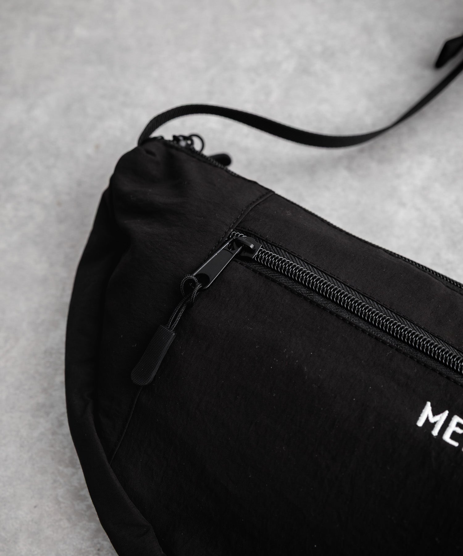 MEI メイ BOTTOM LINE SHOULDER ワンポイントロゴ刺繍三日月型ショルダーバッグ 16195