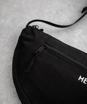 MEI メイ BOTTOM LINE SHOULDER ワンポイントロゴ刺繍三日月型ショルダーバッグ 16195