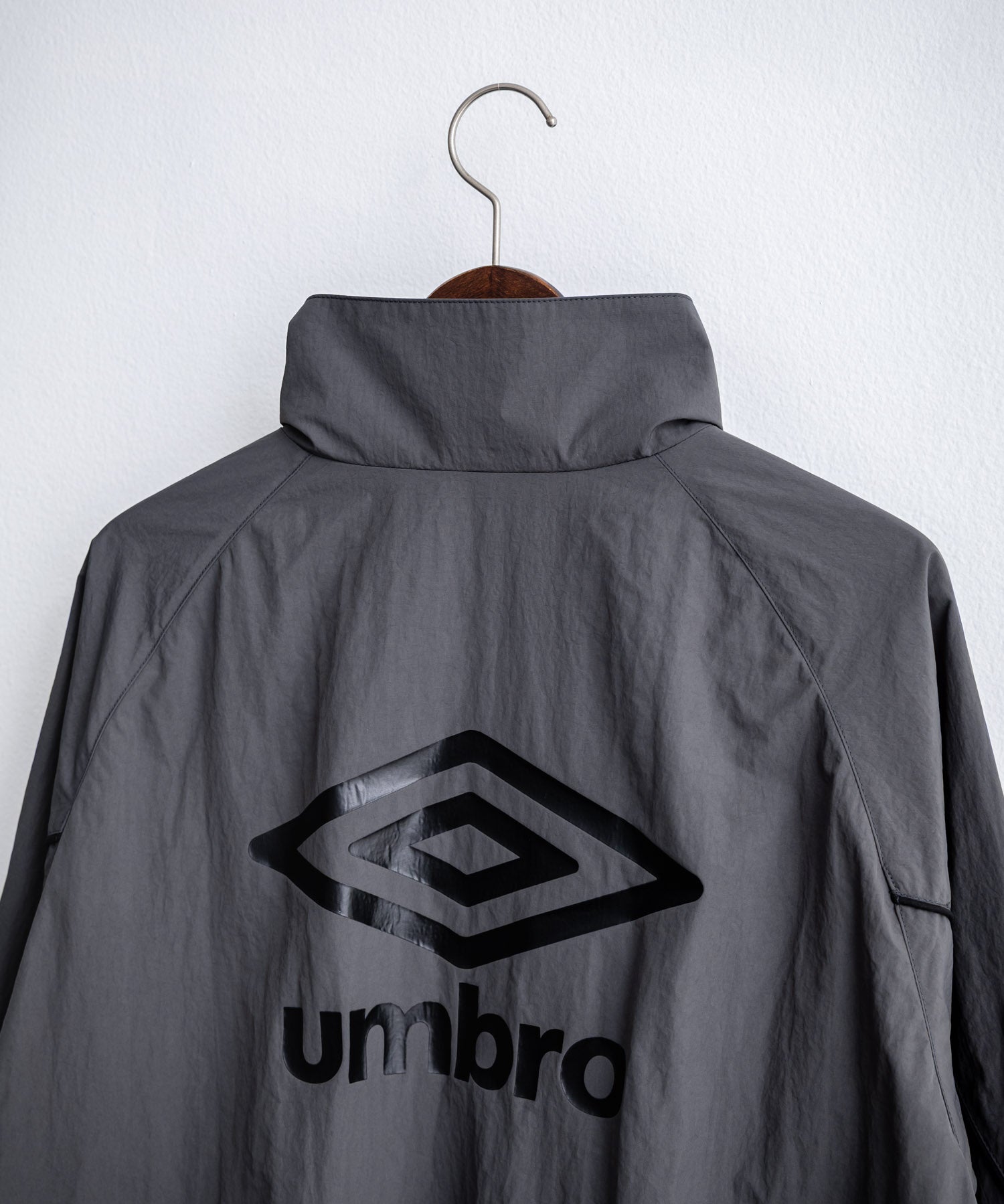 UMBRO アンブロ オーバーサイズパイピングナイロンジャケット/バックプリントトラックジャケット 16393【セットアップ可能】