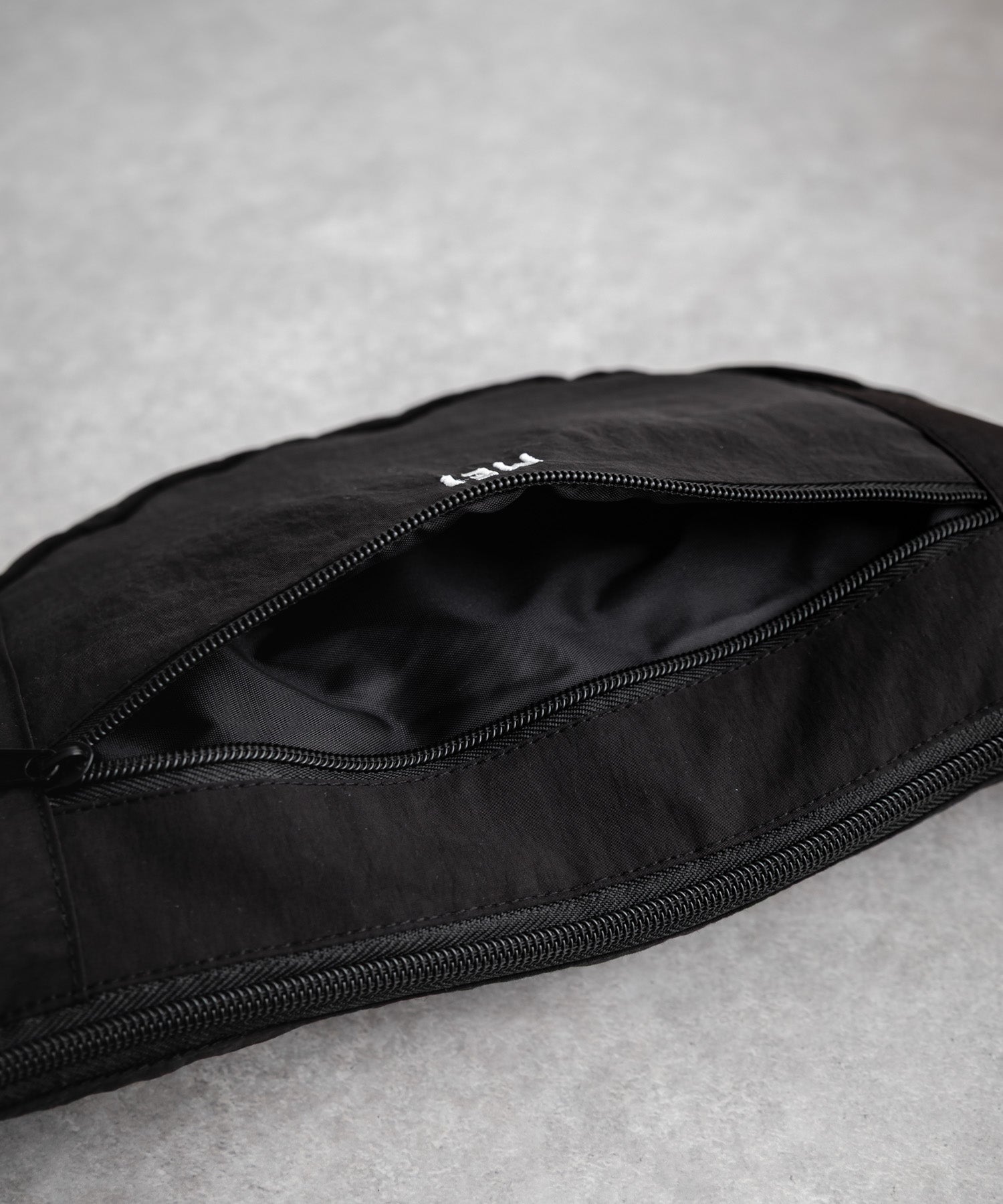MEI メイ BOTTOM LINE SHOULDER ワンポイントロゴ刺繍三日月型ショルダーバッグ 16195