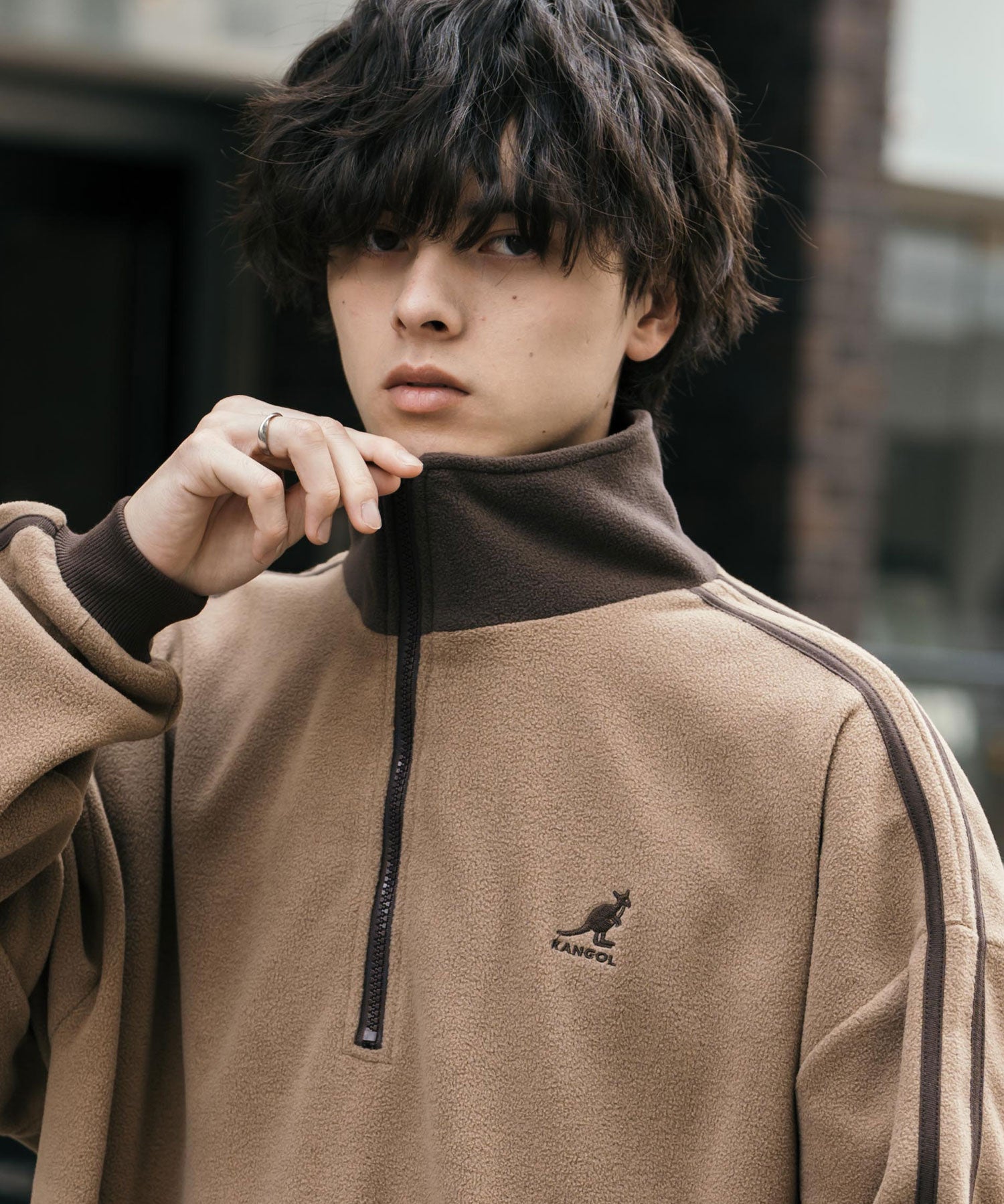 新色追加 KANGOL カンゴール 別注コラボオーバーサイズサイドラインワンポイントロゴ刺繍ハーフジップフリーストレーナー 13847