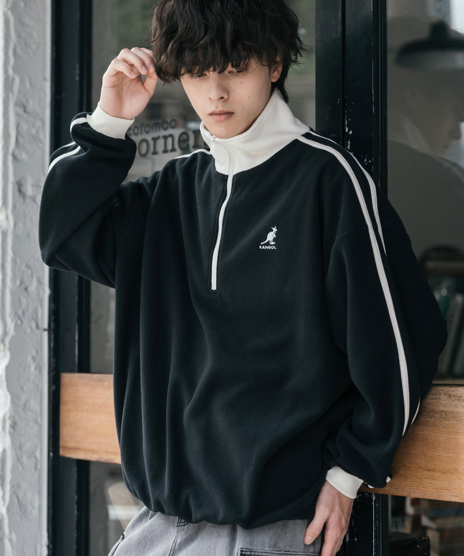 新色追加 KANGOL カンゴール 別注コラボオーバーサイズサイドラインワンポイントロゴ刺繍ハーフジップフリーストレーナー 13847