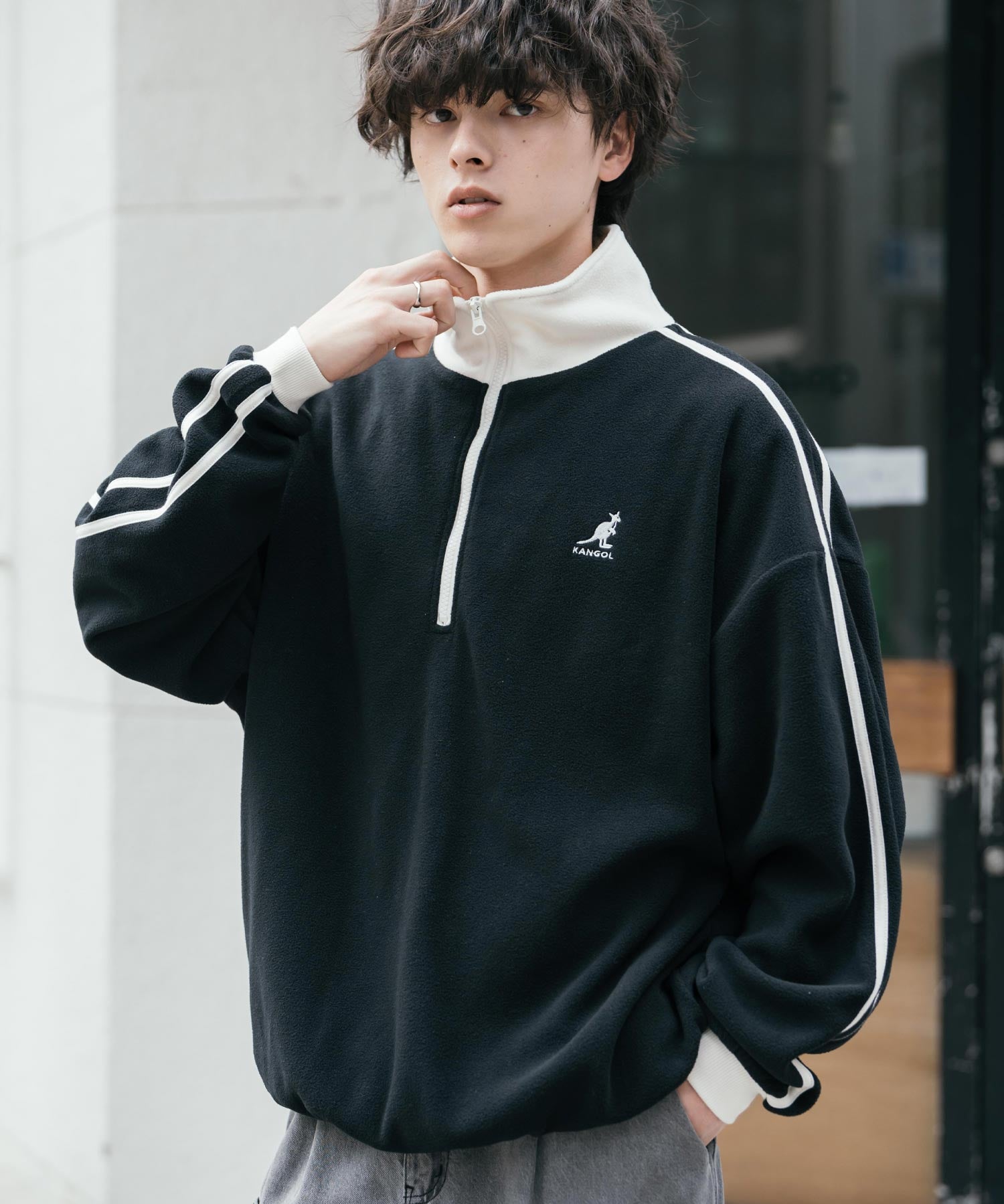 新色追加 KANGOL カンゴール 別注コラボオーバーサイズサイドラインワンポイントロゴ刺繍ハーフジップフリーストレーナー 13847