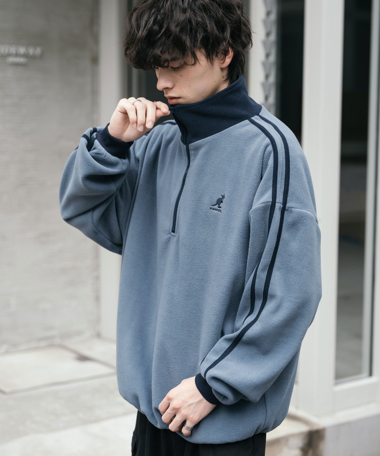 新色追加 KANGOL カンゴール 別注コラボオーバーサイズサイドラインワンポイントロゴ刺繍ハーフジップフリーストレーナー 13847