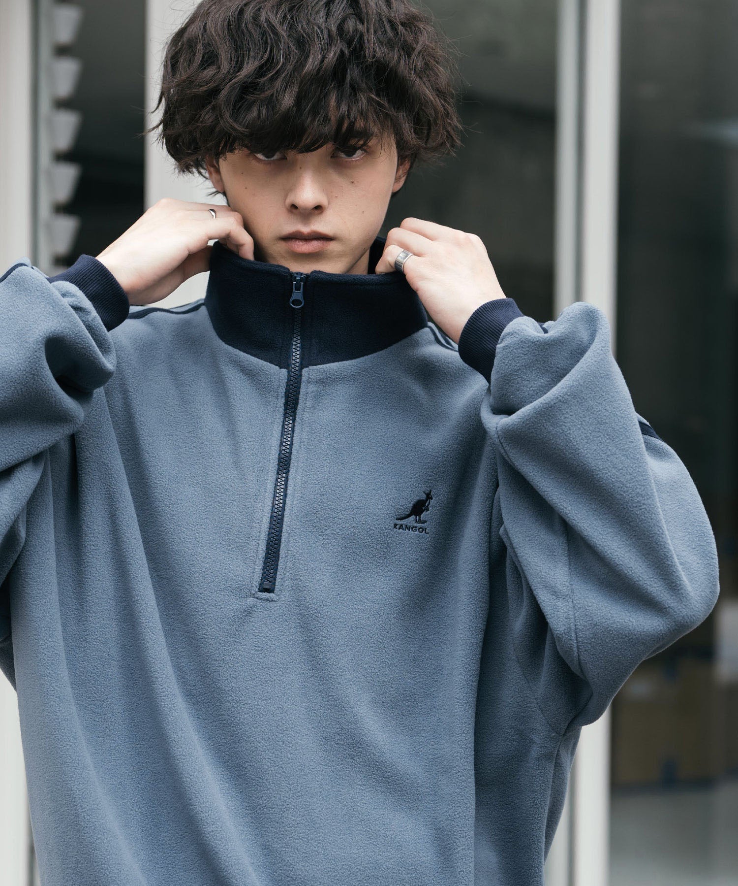 新色追加 KANGOL カンゴール 別注コラボオーバーサイズサイドラインワンポイントロゴ刺繍ハーフジップフリーストレーナー 13847
