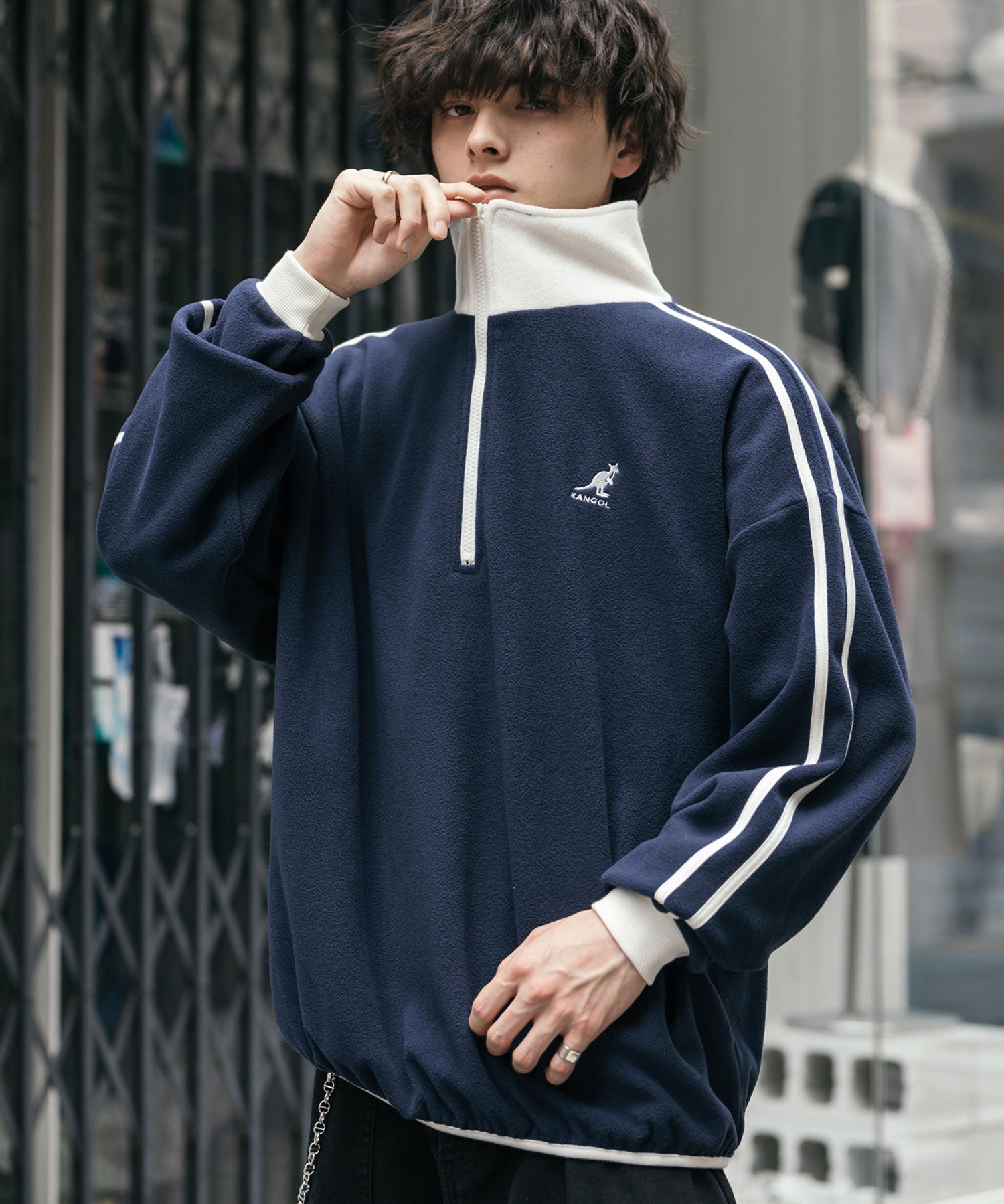 新色追加 KANGOL カンゴール 別注コラボオーバーサイズサイドラインワンポイントロゴ刺繍ハーフジップフリーストレーナー 13847