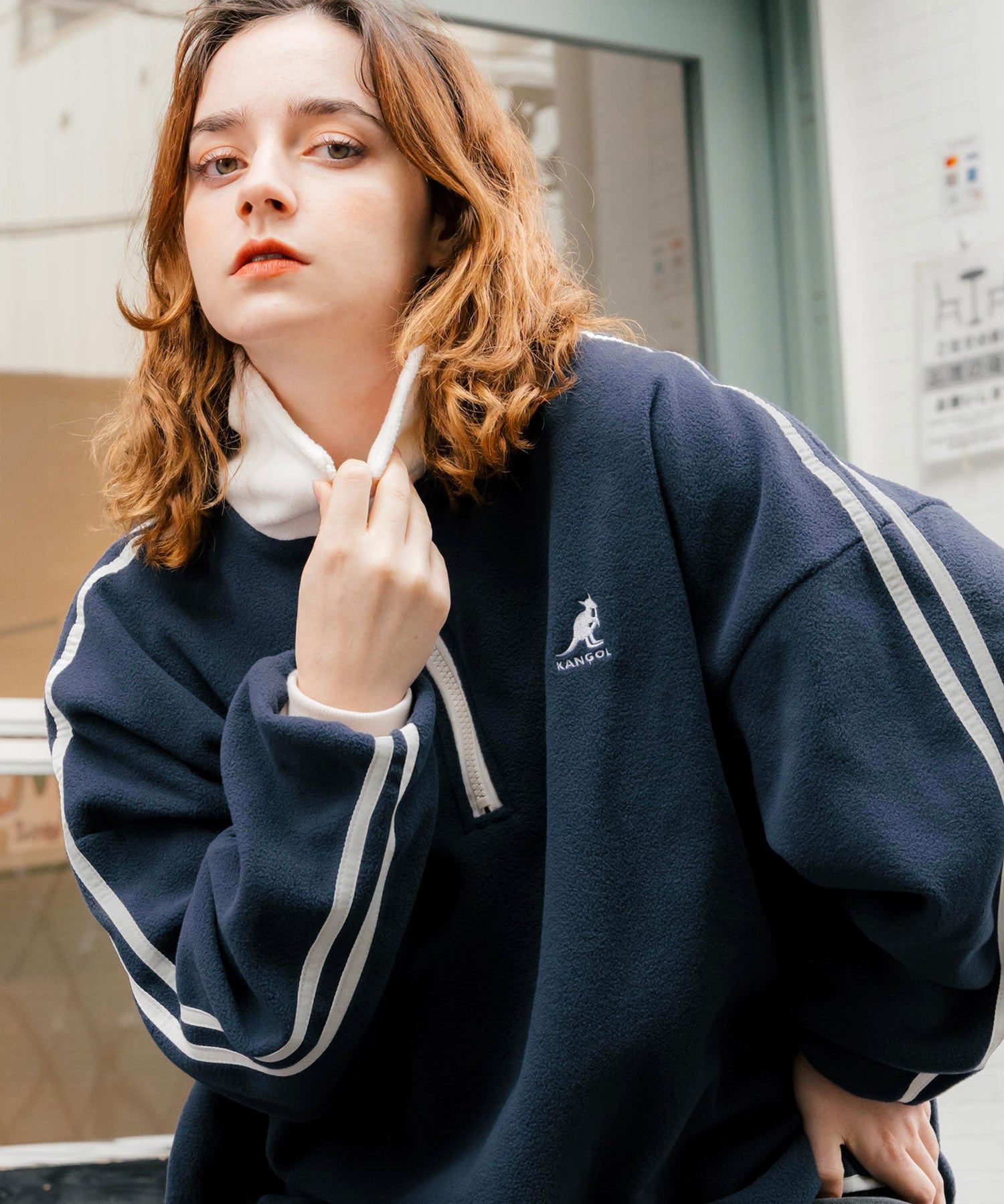 新色追加 KANGOL カンゴール 別注コラボオーバーサイズサイドラインワンポイントロゴ刺繍ハーフジップフリーストレーナー 13847
