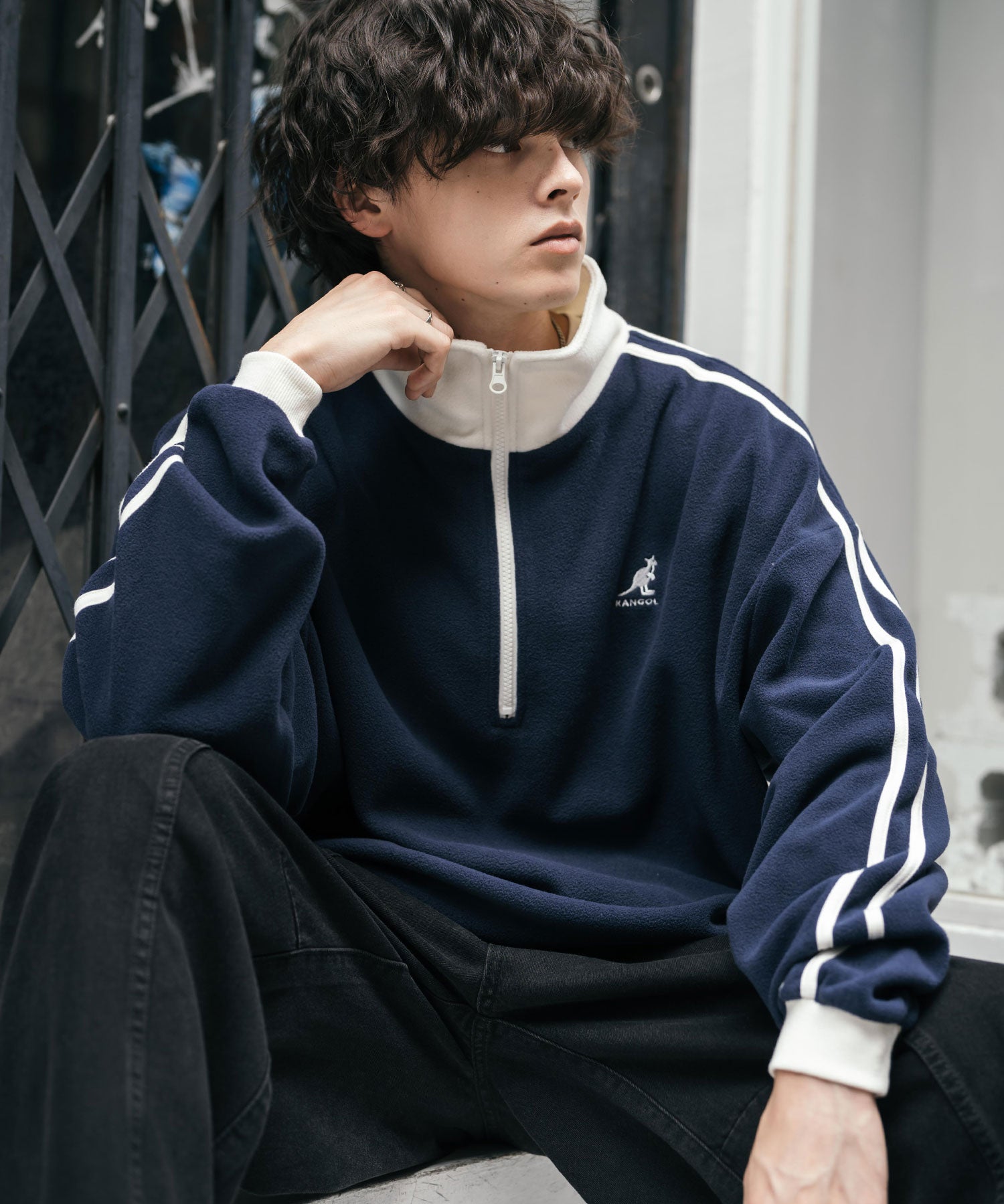 新色追加 KANGOL カンゴール 別注コラボオーバーサイズサイドラインワンポイントロゴ刺繍ハーフジップフリーストレーナー 13847