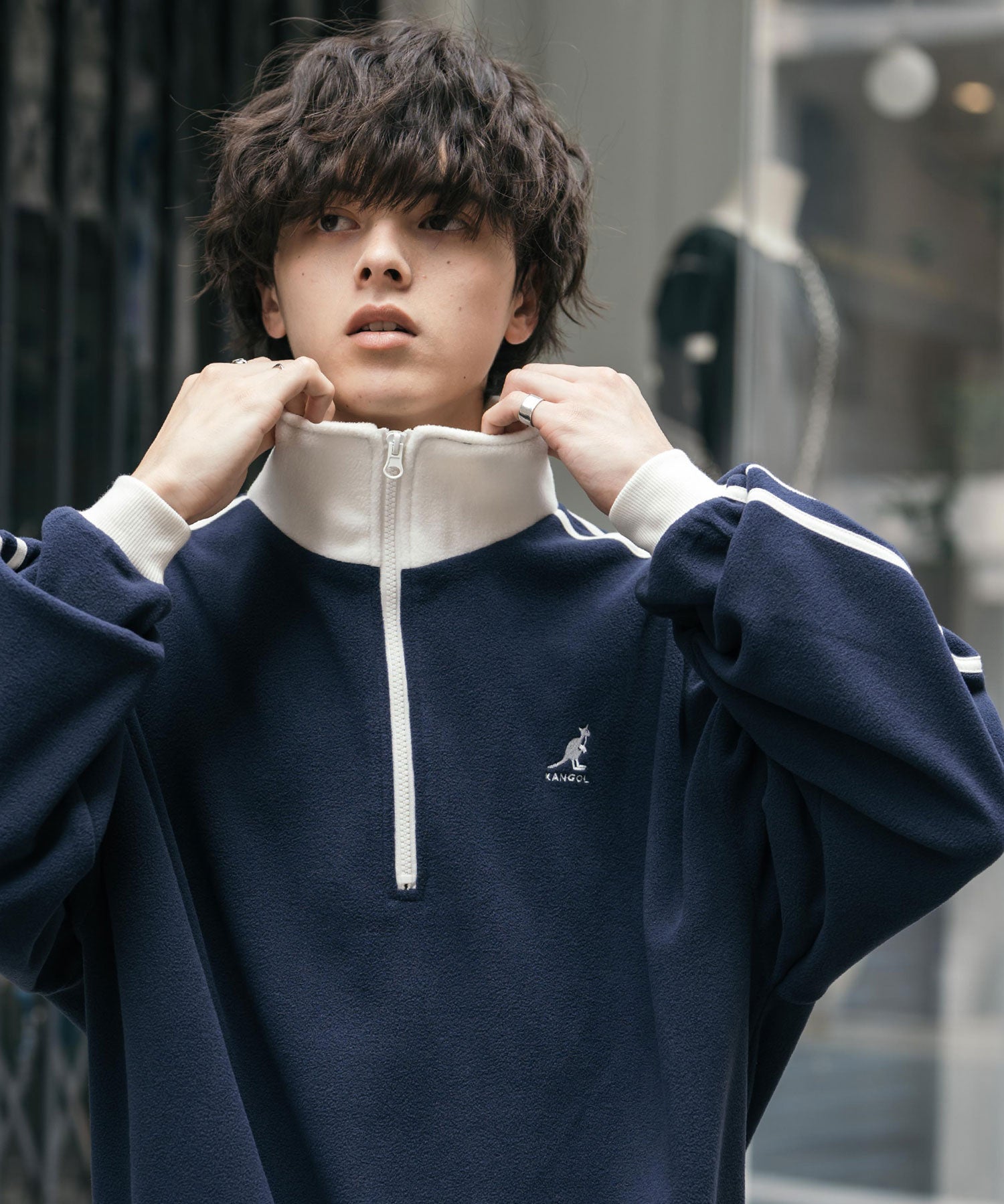 新色追加 KANGOL カンゴール 別注コラボオーバーサイズサイドラインワンポイントロゴ刺繍ハーフジップフリーストレーナー 13847