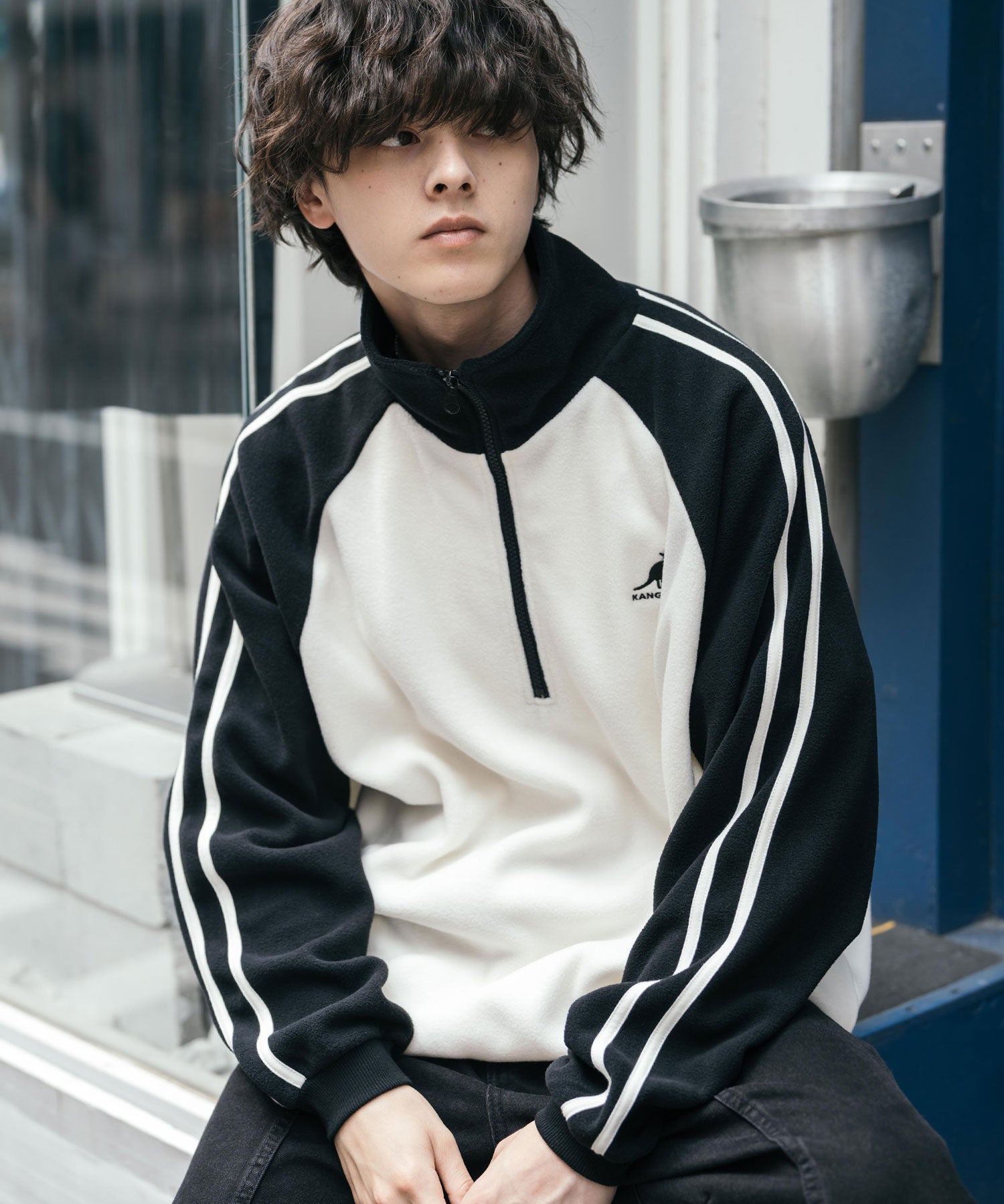 新色追加 KANGOL カンゴール 別注コラボオーバーサイズサイドラインワンポイントロゴ刺繍ハーフジップフリーストレーナー 13847