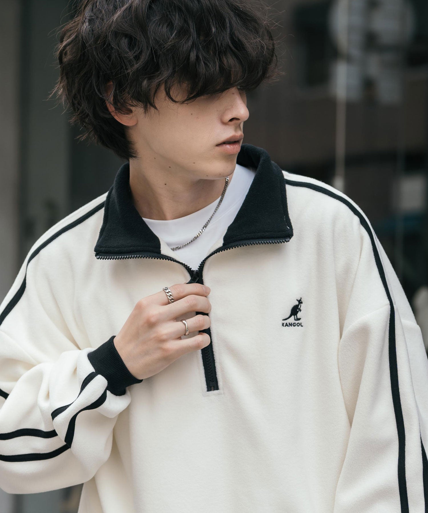 新色追加 KANGOL カンゴール 別注コラボオーバーサイズサイドラインワンポイントロゴ刺繍ハーフジップフリーストレーナー 13847