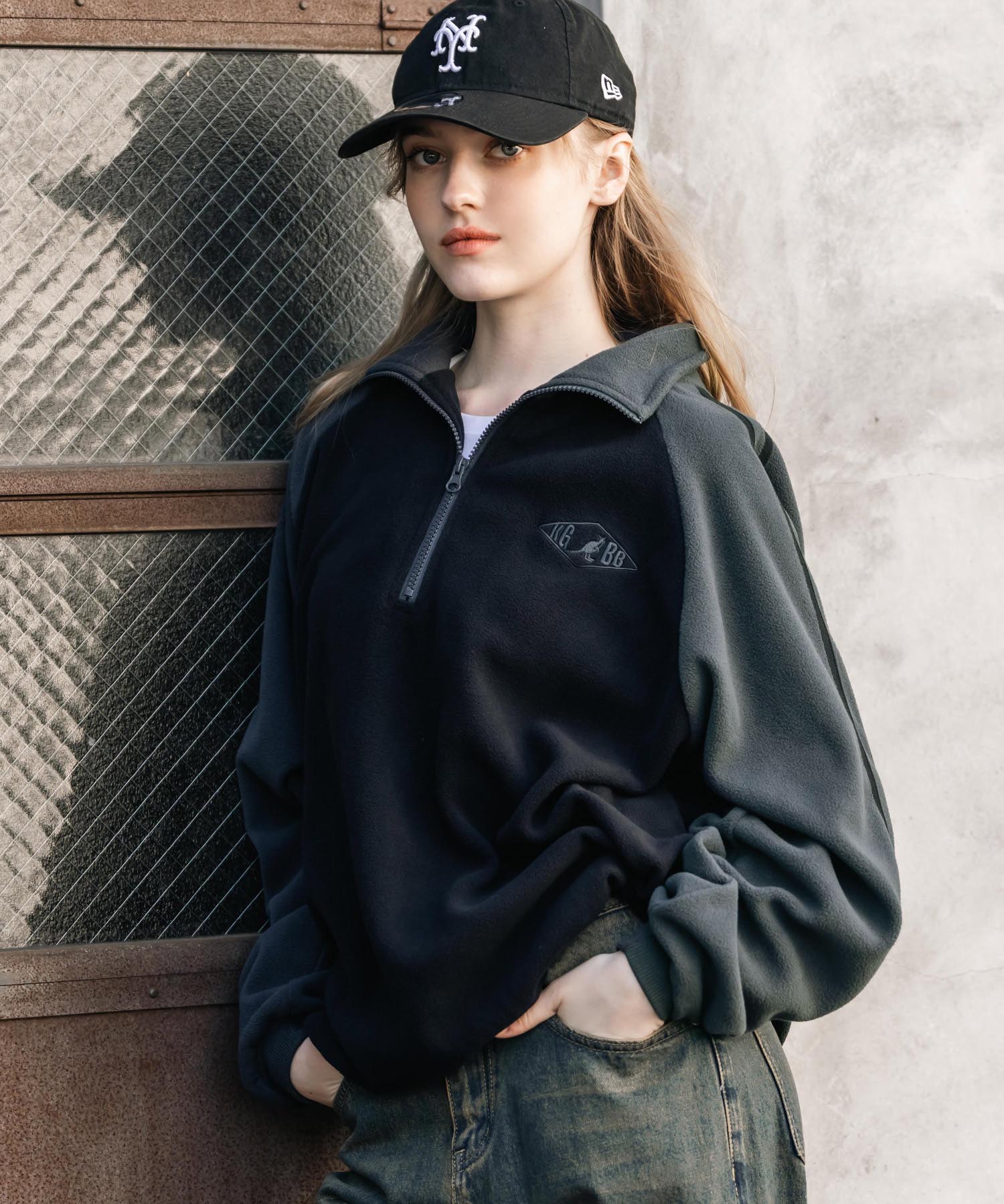 新色追加 KANGOL カンゴール 別注コラボオーバーサイズサイドラインワンポイントロゴ刺繍ハーフジップフリーストレーナー 13847