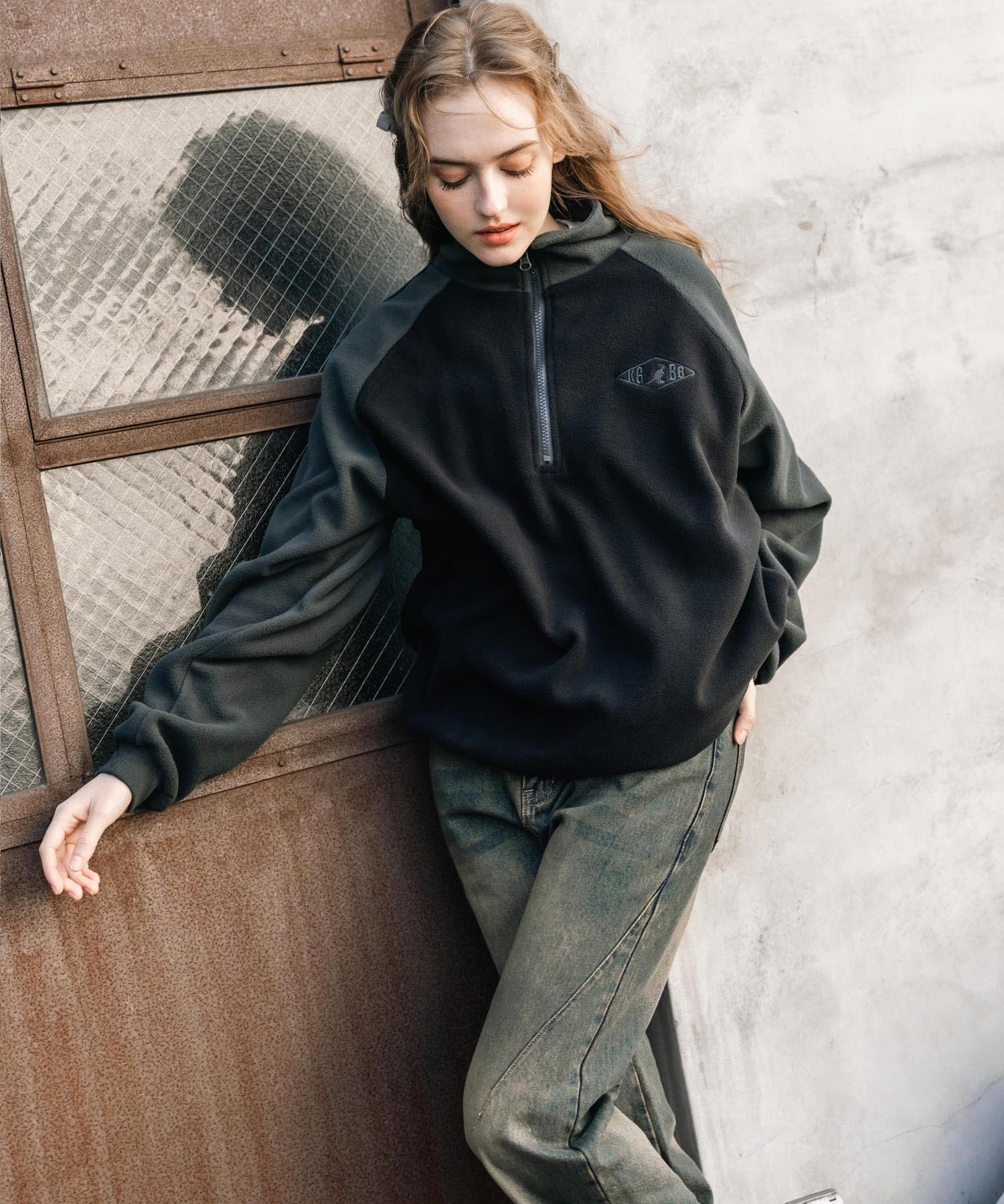 新色追加 KANGOL カンゴール 別注コラボオーバーサイズサイドラインワンポイントロゴ刺繍ハーフジップフリーストレーナー 13847