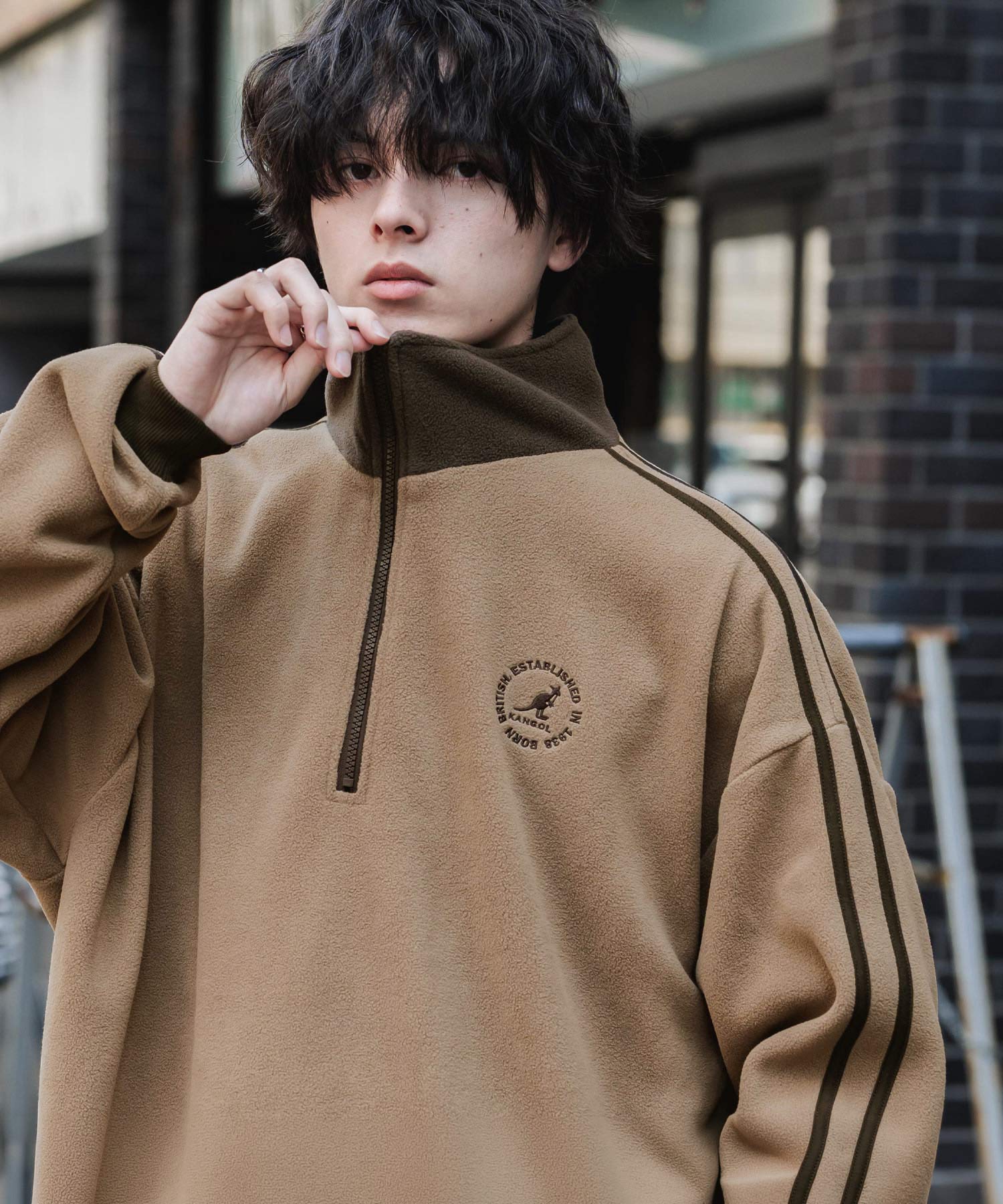 新色追加 KANGOL カンゴール 別注コラボオーバーサイズサイドラインワンポイントロゴ刺繍ハーフジップフリーストレーナー 13847