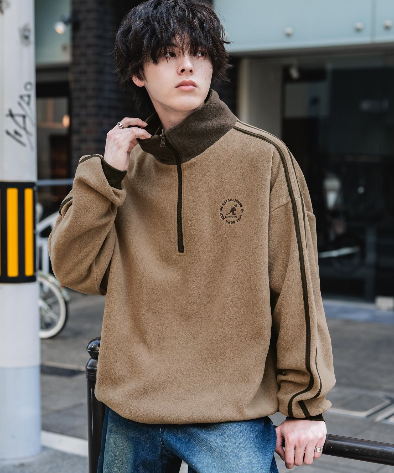 新色追加 KANGOL カンゴール 別注コラボオーバーサイズサイドラインワンポイントロゴ刺繍ハーフジップフリーストレーナー 13847