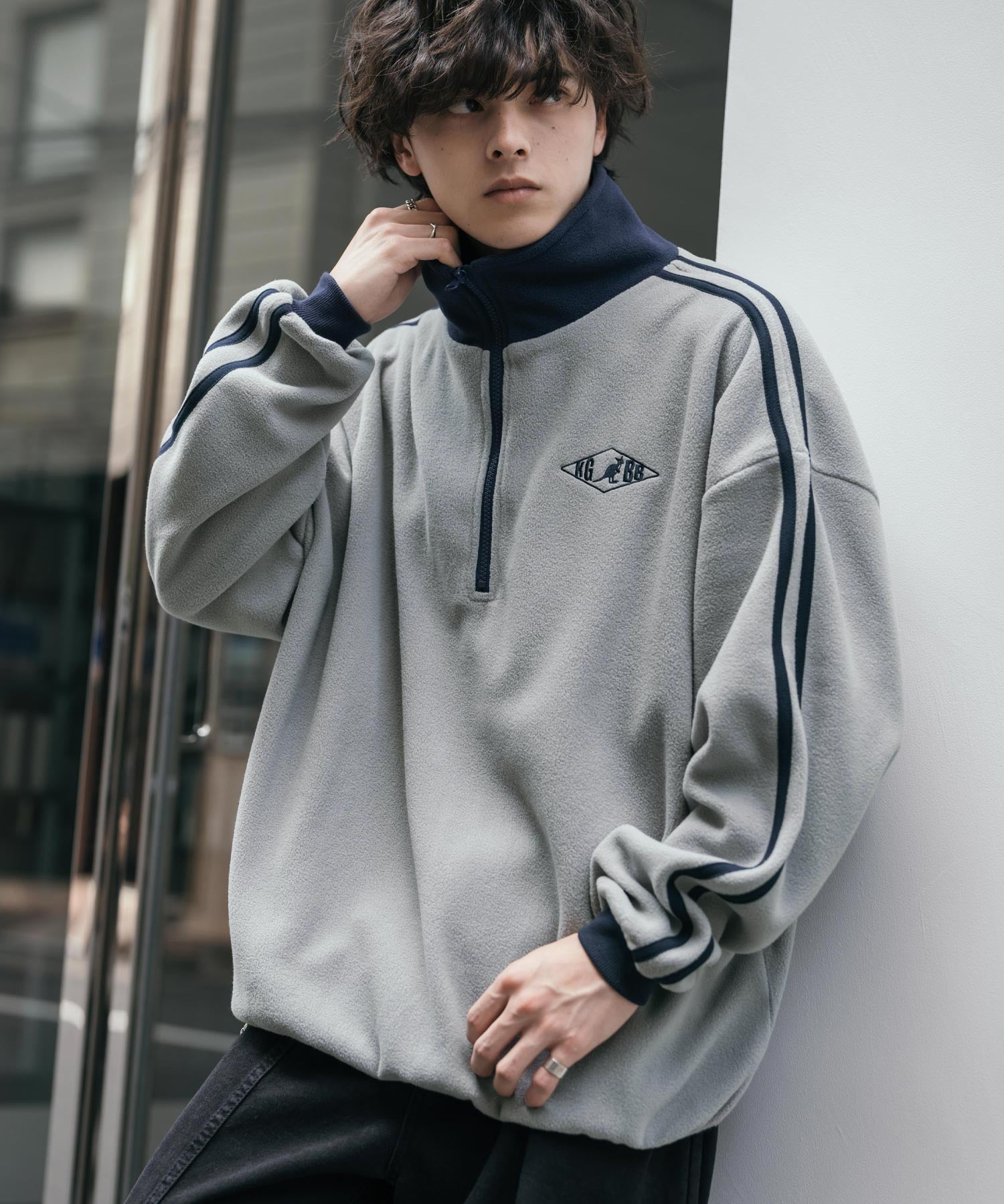 新色追加 KANGOL カンゴール 別注コラボオーバーサイズサイドラインワンポイントロゴ刺繍ハーフジップフリーストレーナー 13847
