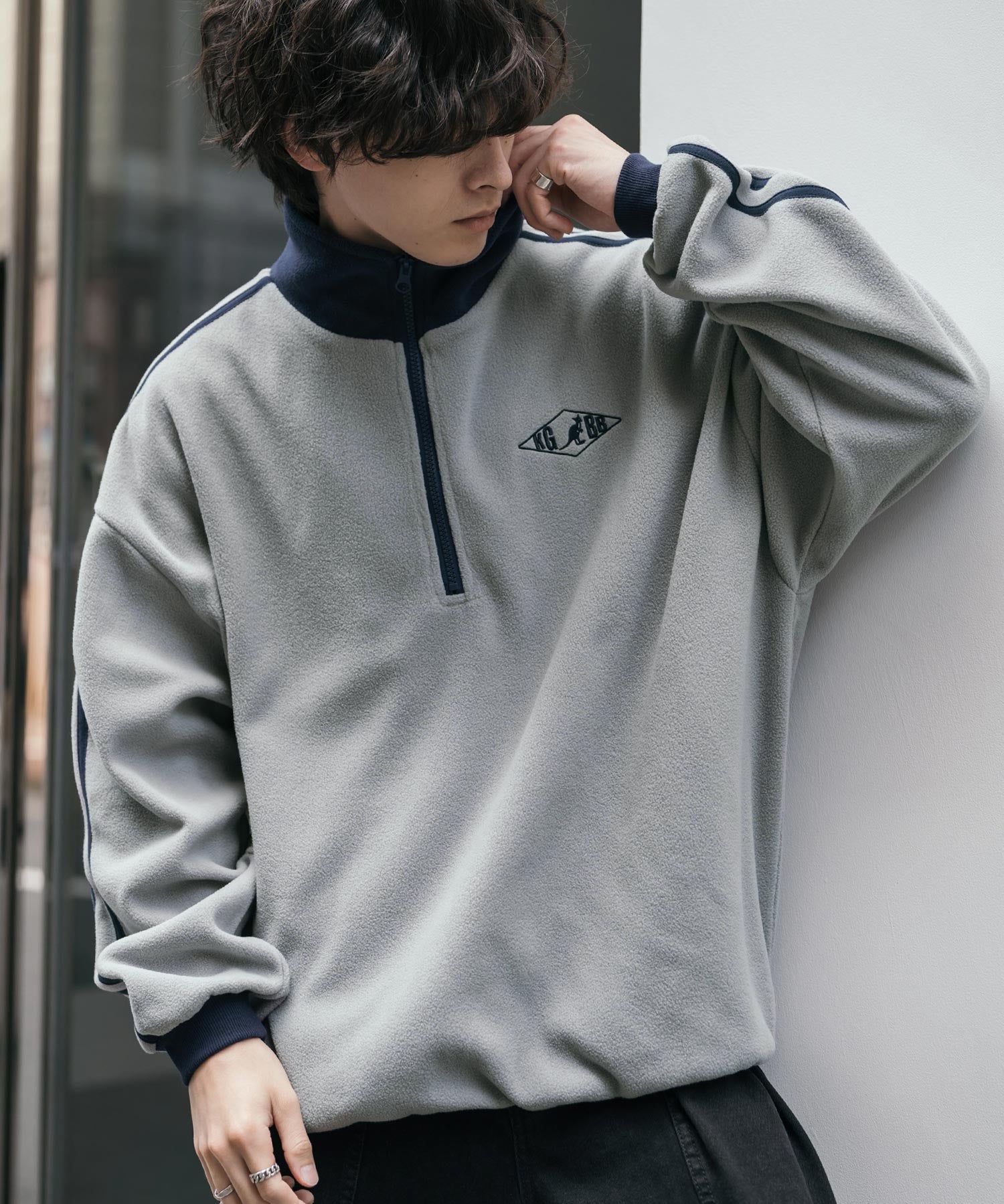 新色追加 KANGOL カンゴール 別注コラボオーバーサイズサイドラインワンポイントロゴ刺繍ハーフジップフリーストレーナー 13847