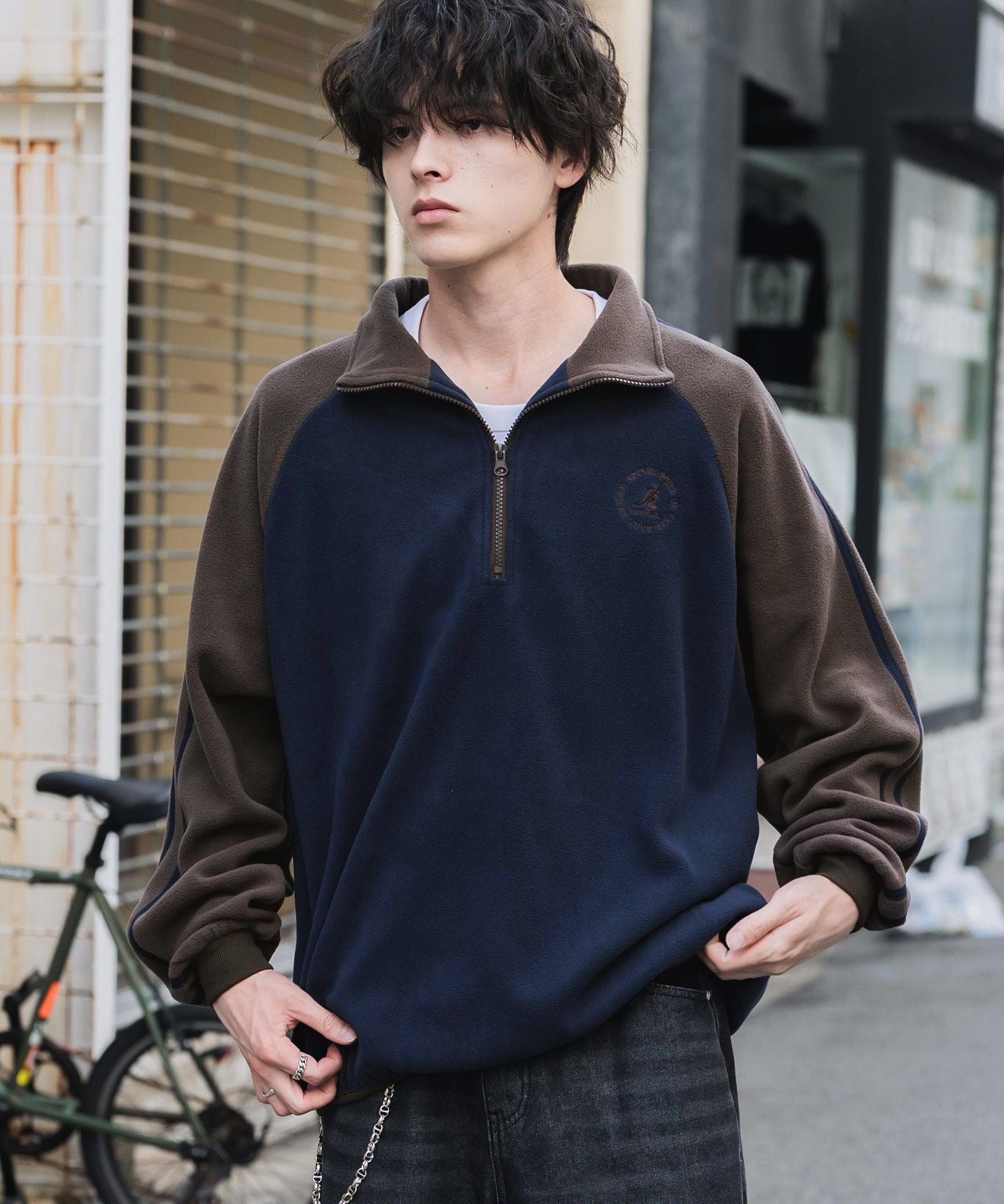 新色追加 KANGOL カンゴール 別注コラボオーバーサイズサイドラインワンポイントロゴ刺繍ハーフジップフリーストレーナー 13847