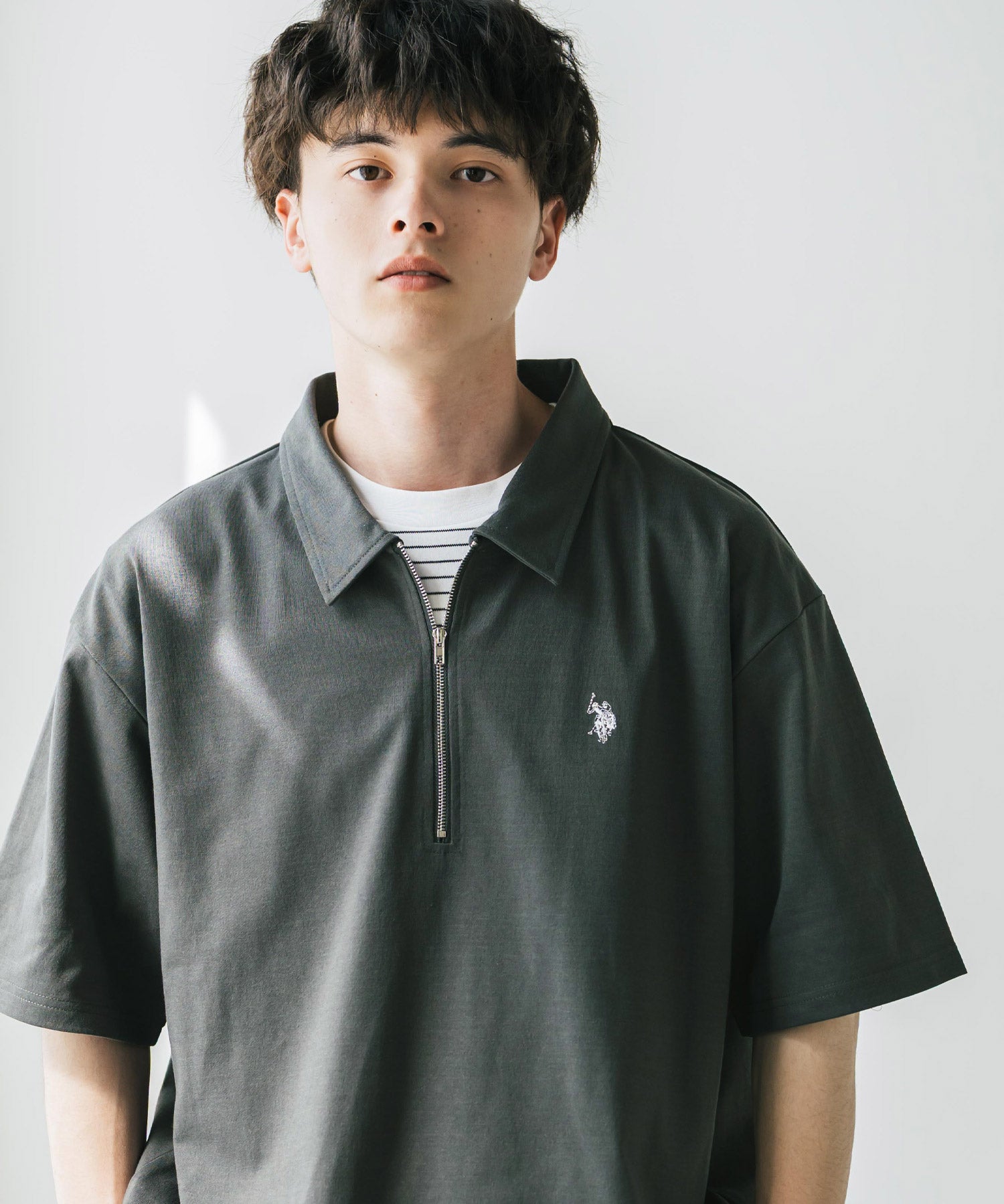 U.S. POLO ASSN. ユーエスポロアッスン 別注コラボ 無地/クレリック ワンポイントロゴ刺繍天竺ハーフジップ半袖ポロシャツ