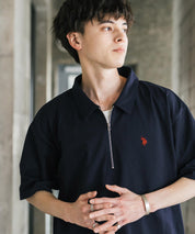 U.S. POLO ASSN. ユーエスポロアッスン 別注コラボ 無地/クレリック ワンポイントロゴ刺繍天竺ハーフジップ半袖ポロシャツ