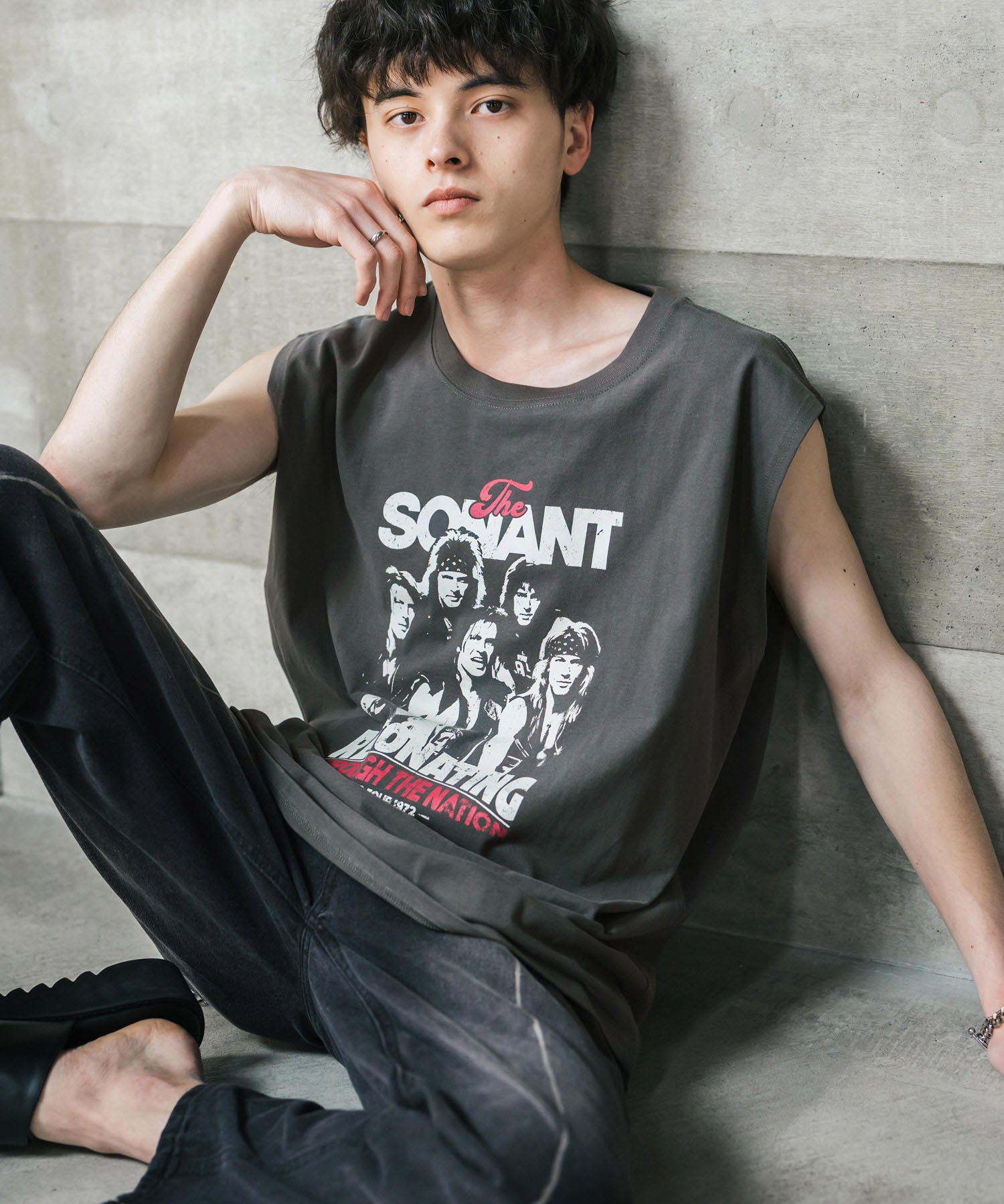 オーバーサイズ ピグメントライクグラフィックプリントノースリーブTシャツ