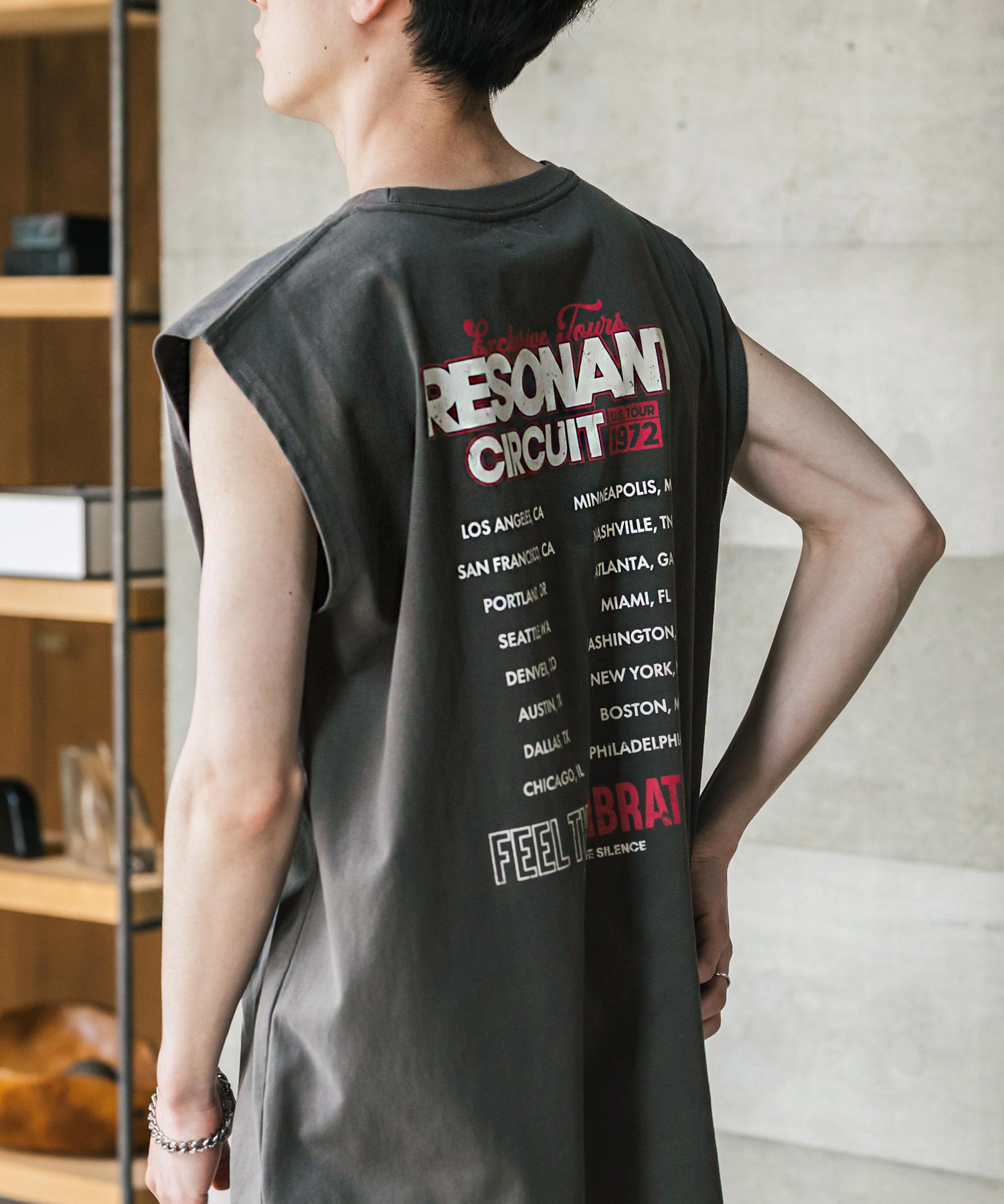 オーバーサイズ ピグメントライクグラフィックプリントノースリーブTシャツ