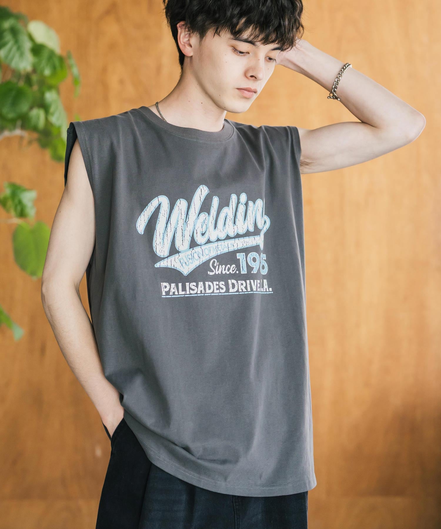 オーバーサイズ ピグメントライクグラフィックプリントノースリーブTシャツ
