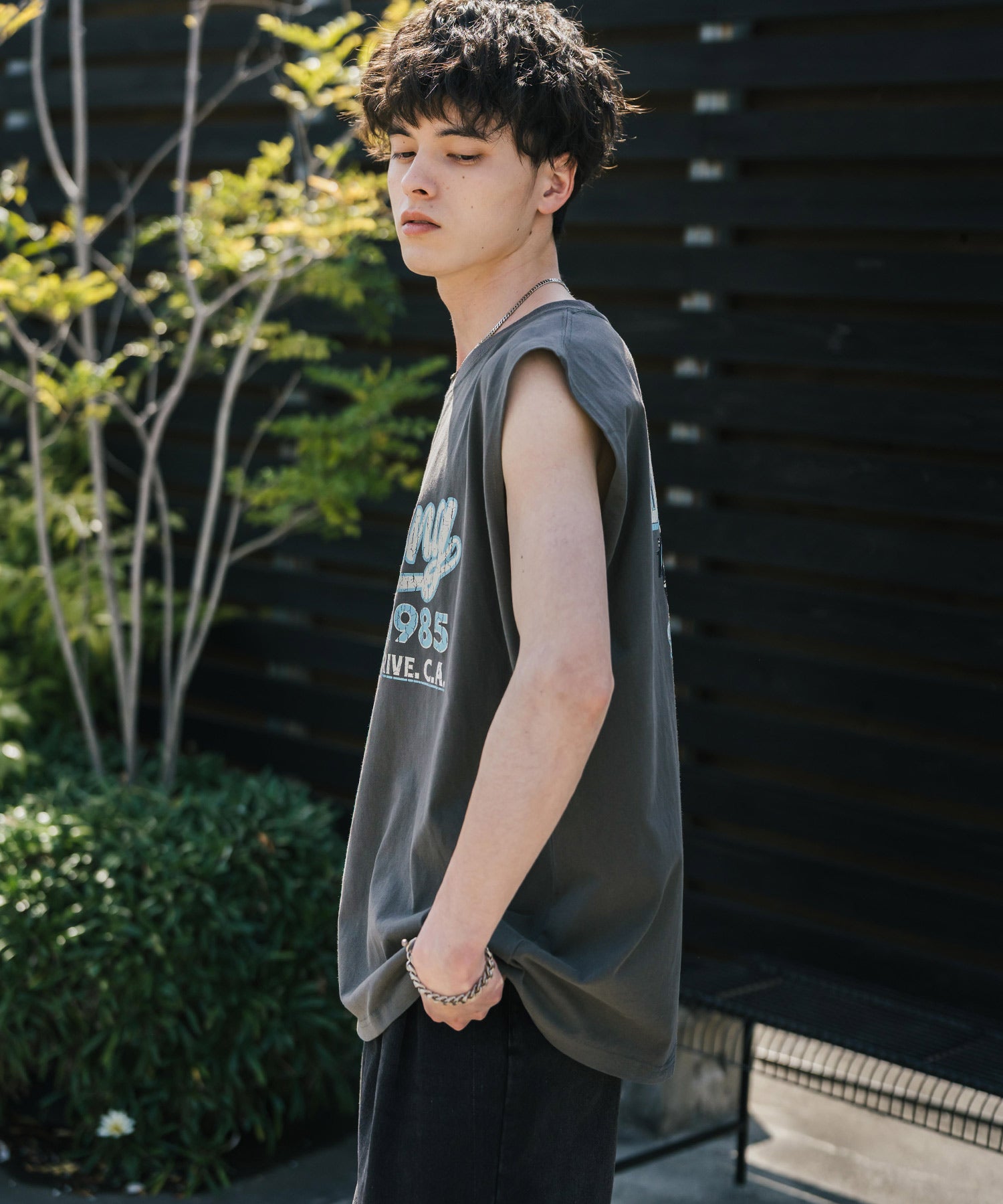 オーバーサイズ ピグメントライクグラフィックプリントノースリーブTシャツ