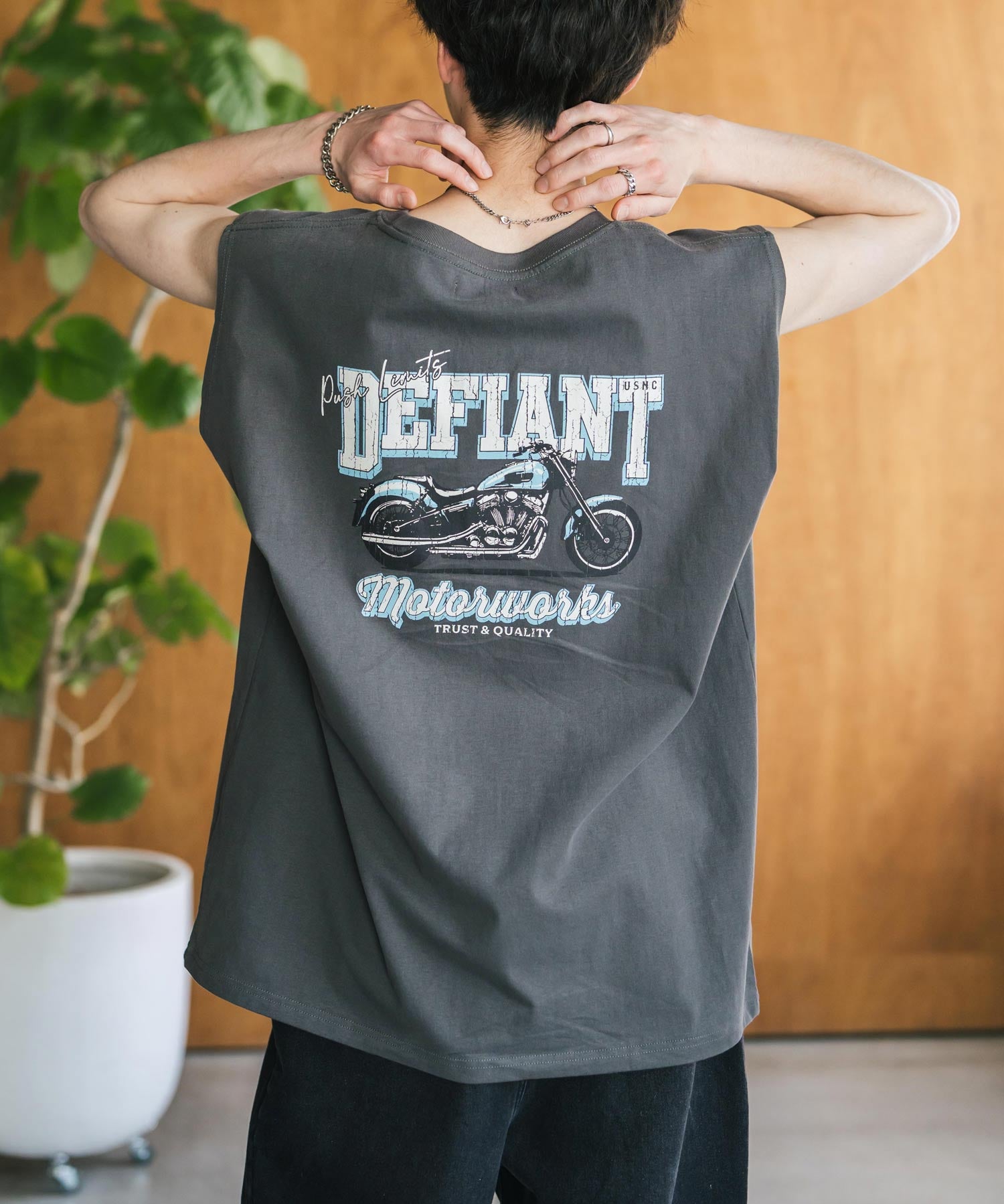 オーバーサイズ ピグメントライクグラフィックプリントノースリーブTシャツ