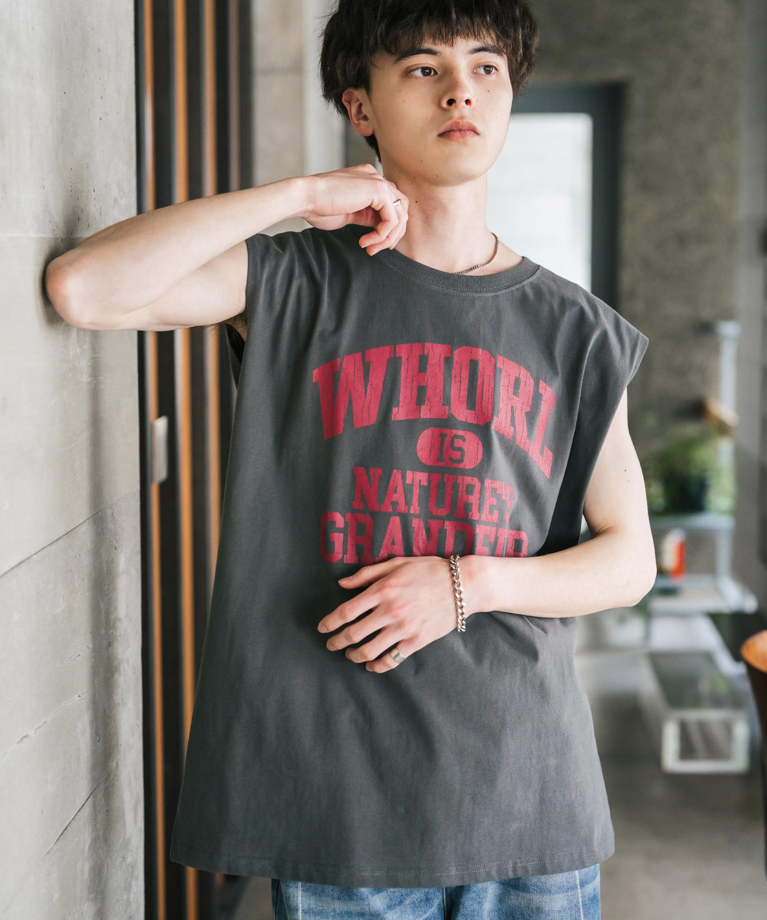 オーバーサイズ ピグメントライクグラフィックプリントノースリーブTシャツ