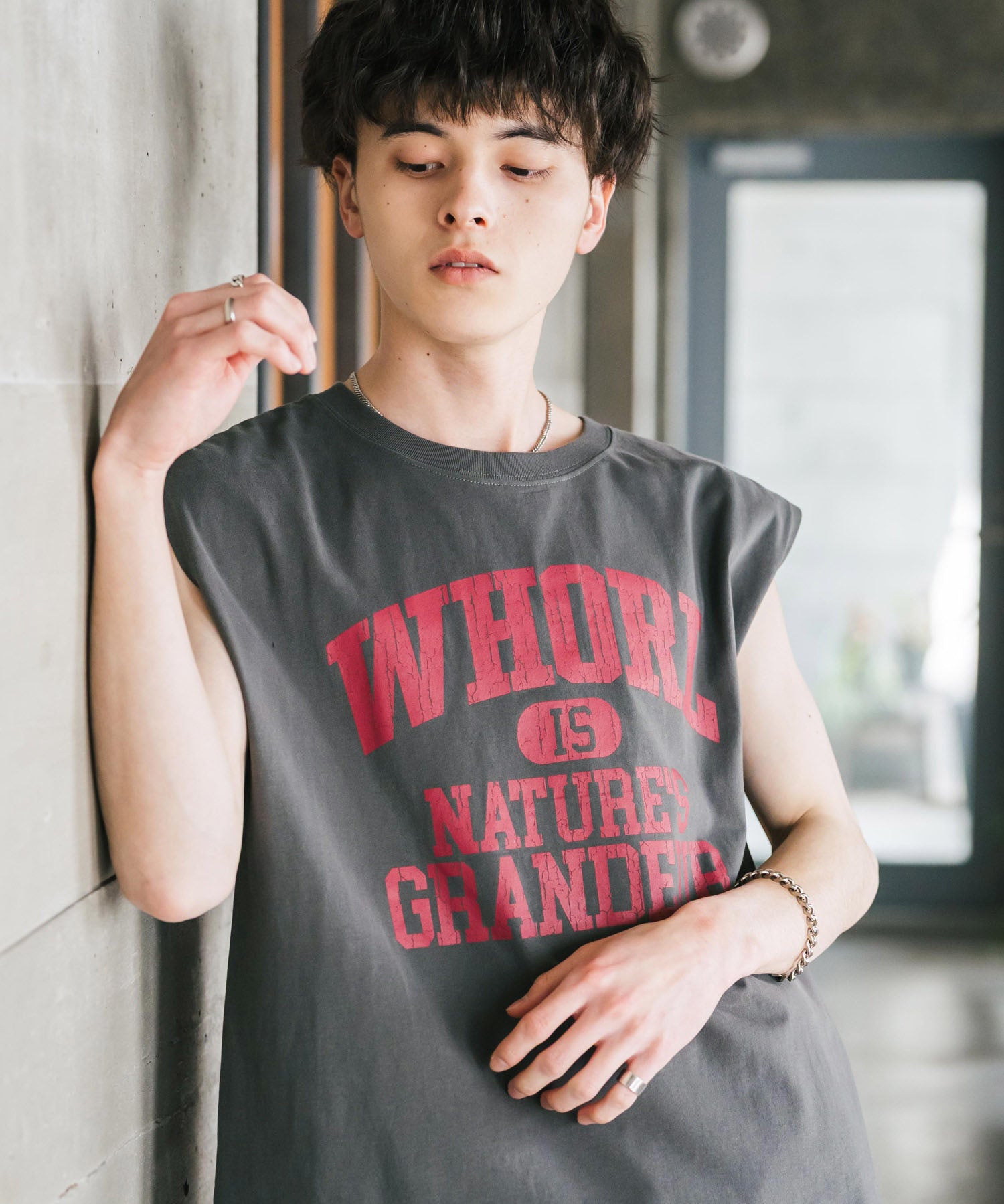 オーバーサイズ ピグメントライクグラフィックプリントノースリーブTシャツ