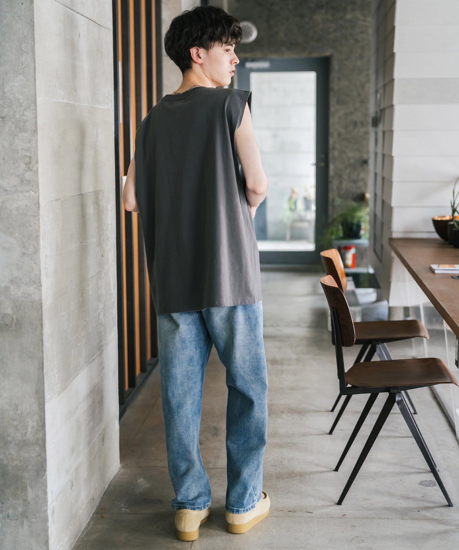 オーバーサイズ ピグメントライクグラフィックプリントノースリーブTシャツ