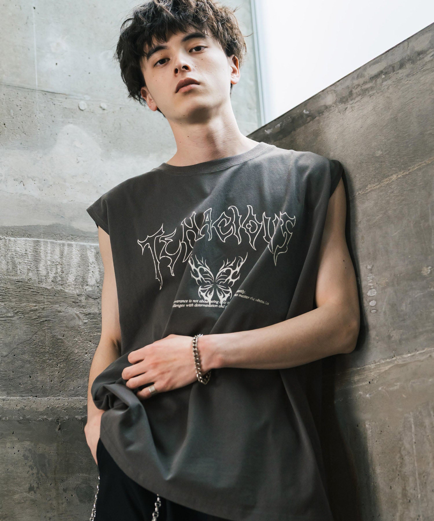 オーバーサイズ ピグメントライクグラフィックプリントノースリーブTシャツ