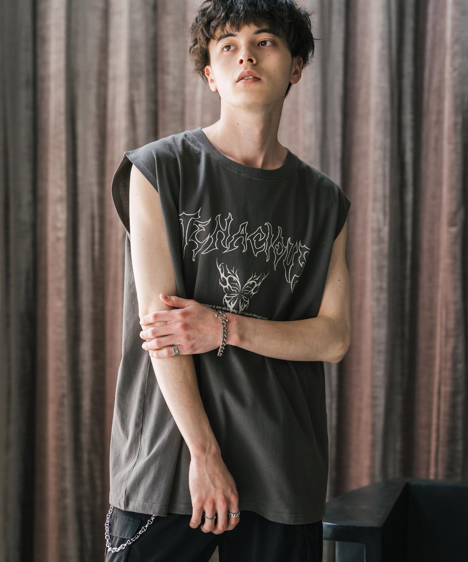 オーバーサイズ ピグメントライクグラフィックプリントノースリーブTシャツ