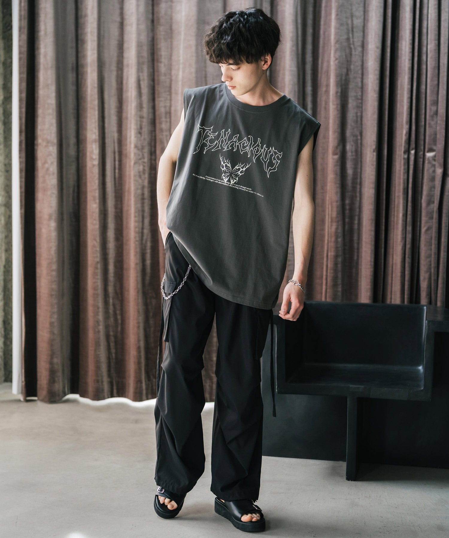 オーバーサイズ ピグメントライクグラフィックプリントノースリーブTシャツ