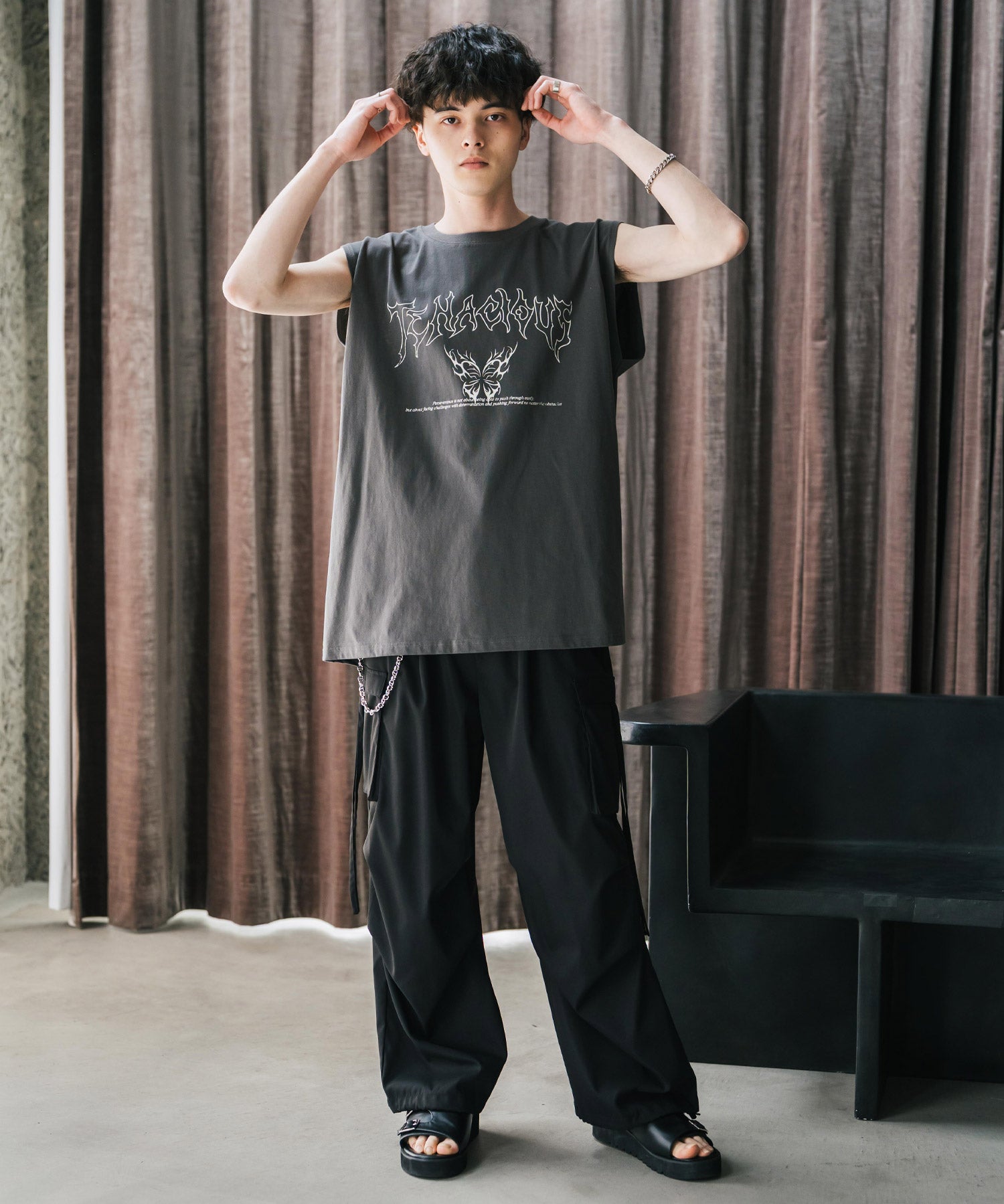 オーバーサイズ ピグメントライクグラフィックプリントノースリーブTシャツ