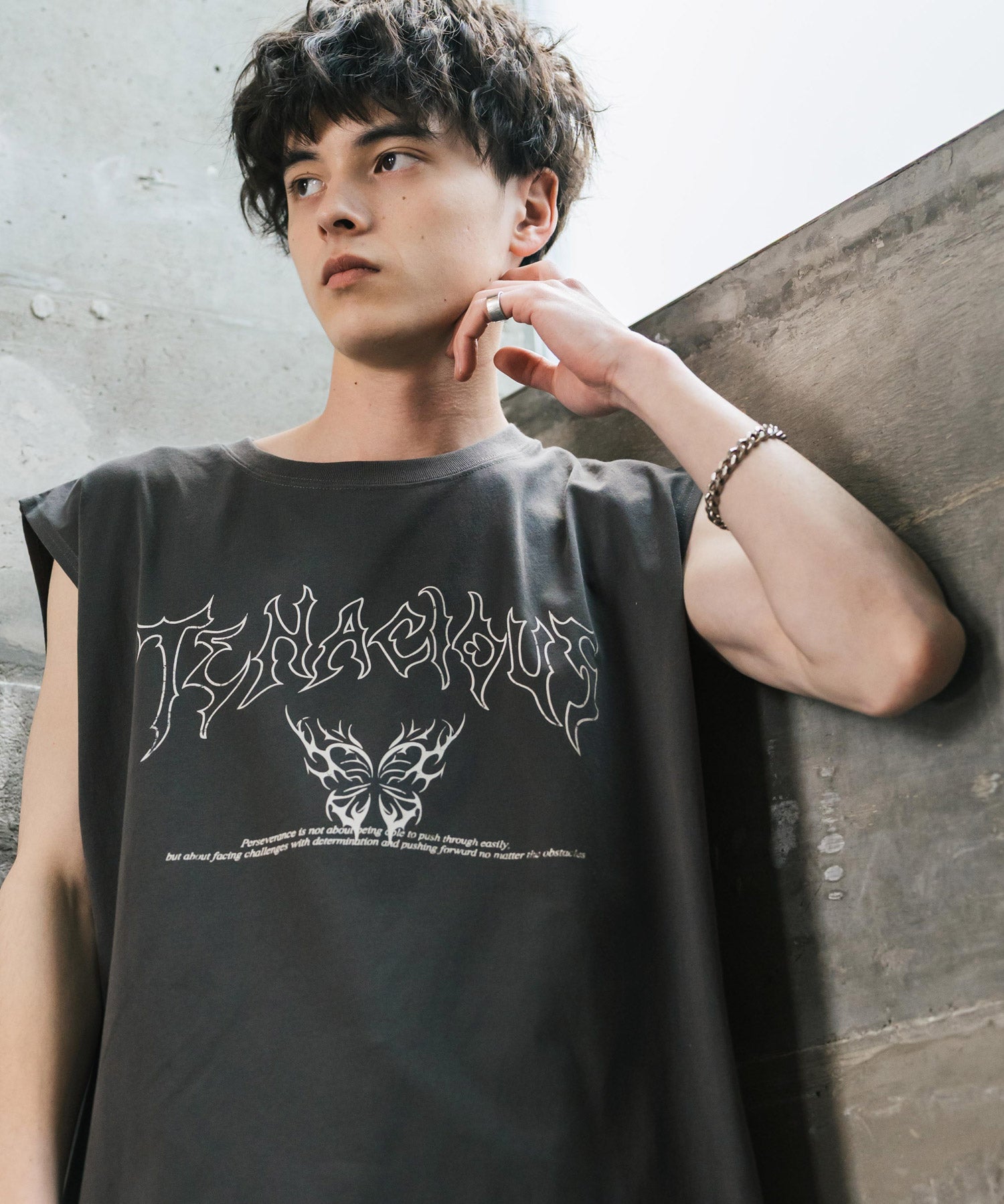 オーバーサイズ ピグメントライクグラフィックプリントノースリーブTシャツ