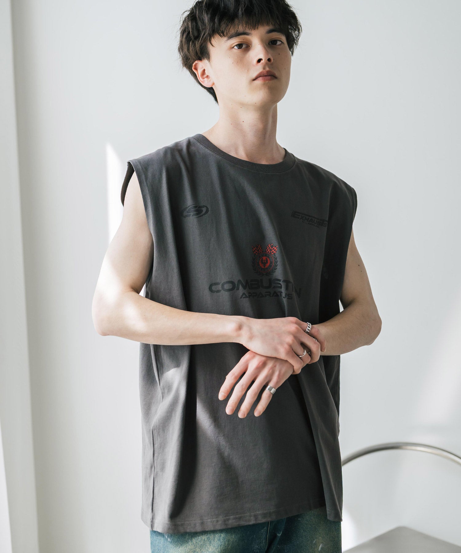 オーバーサイズ ピグメントライクグラフィックプリントノースリーブTシャツ