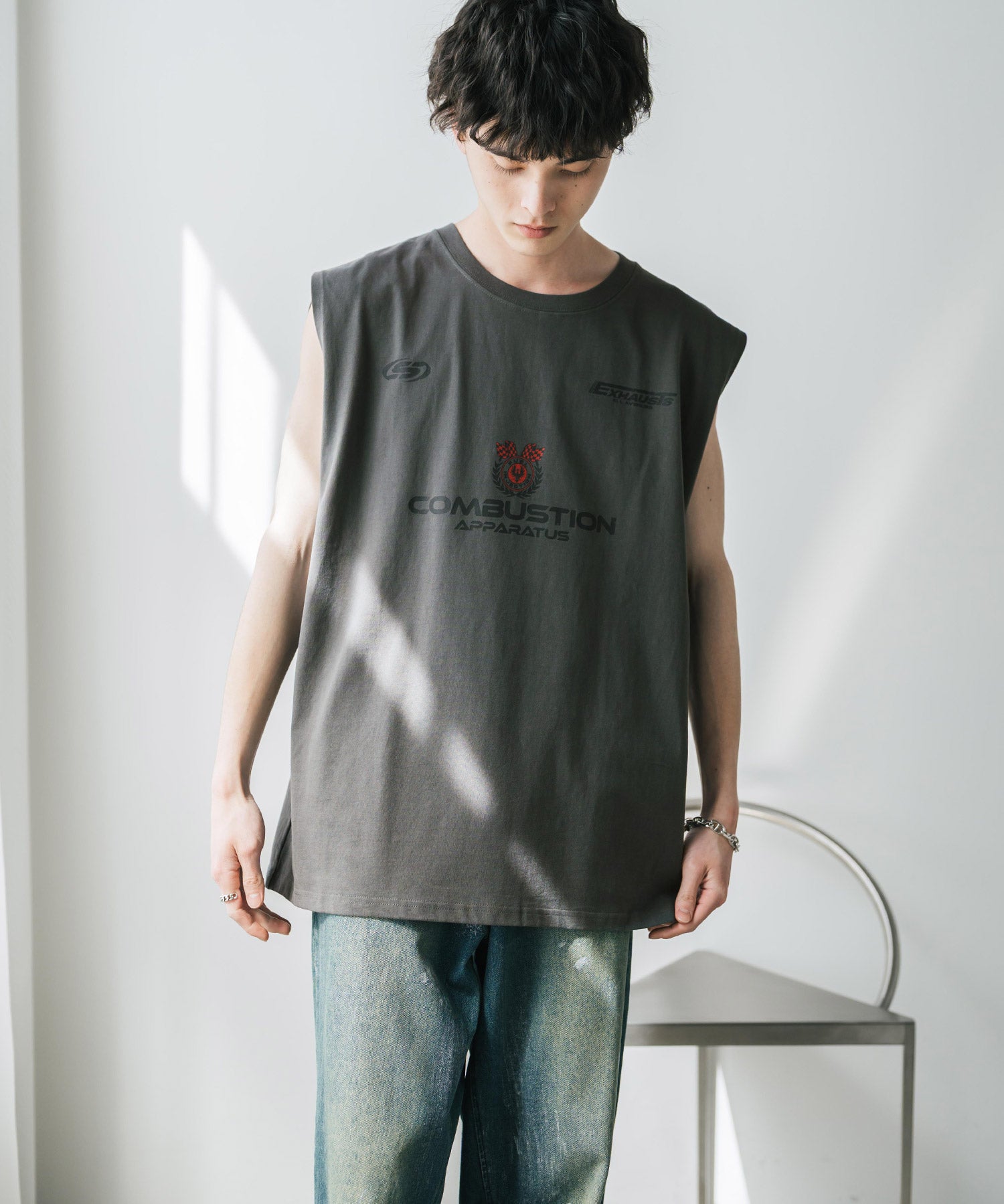 オーバーサイズ ピグメントライクグラフィックプリントノースリーブTシャツ